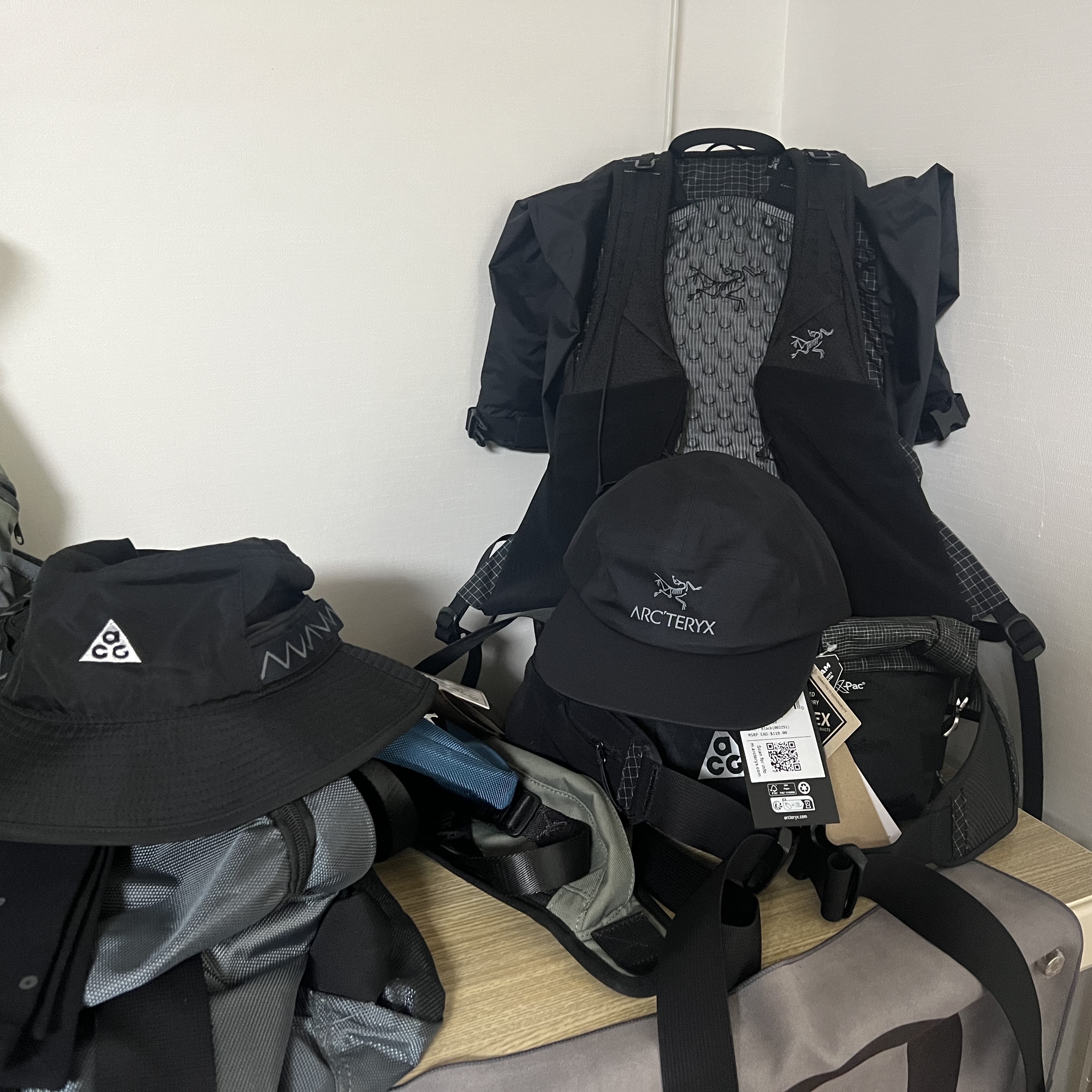Arc'teryx Gore 5 Panel Cap Black, Nike NRG ACG Bucket Black Anthracite 착용 스타일 - 3