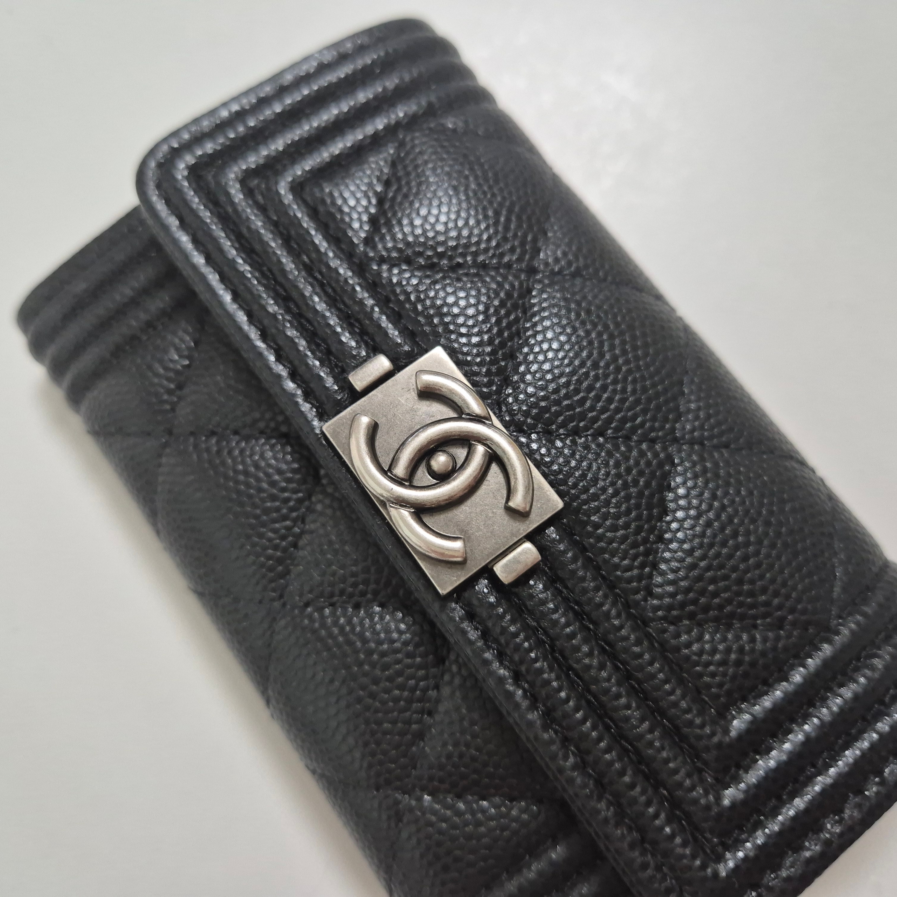 Chanel Boy Chanel Flap Card Holder Grained Calfskin & Ruthenium Black 착용 스타일 - 3