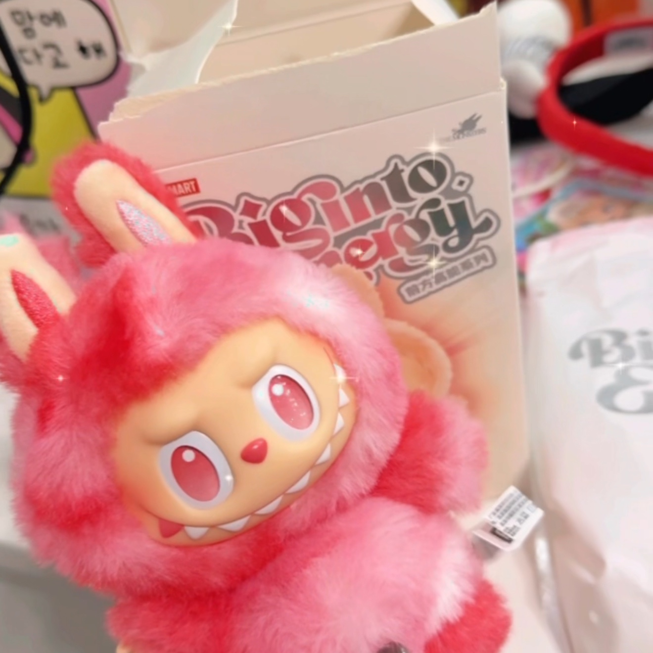 Pop Mart Labubu The Monsters Highlight Series Sealed Case (1 Blind Box) 착용 스타일