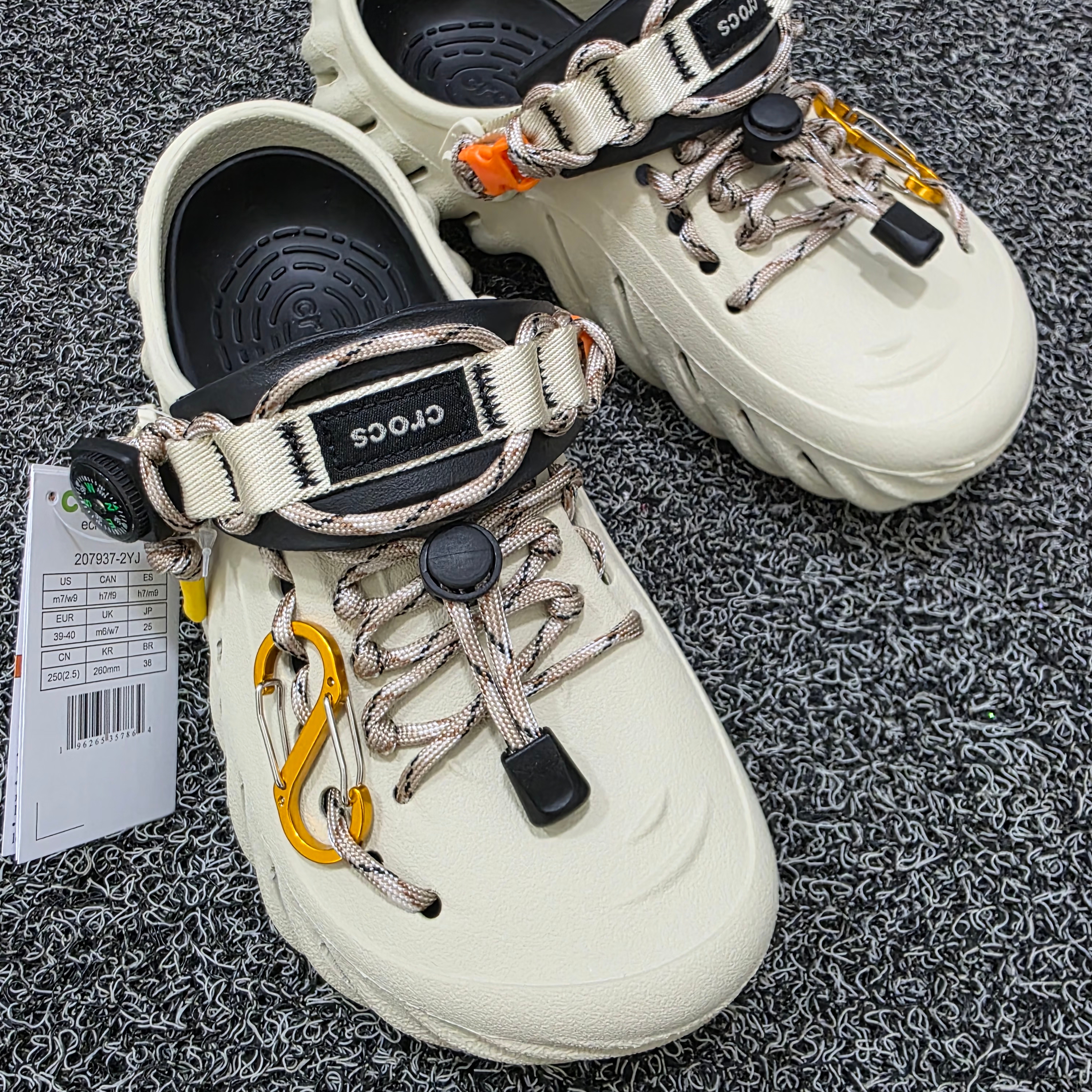 Crocs Echo Clog Bone Black 착용 스타일 - 1