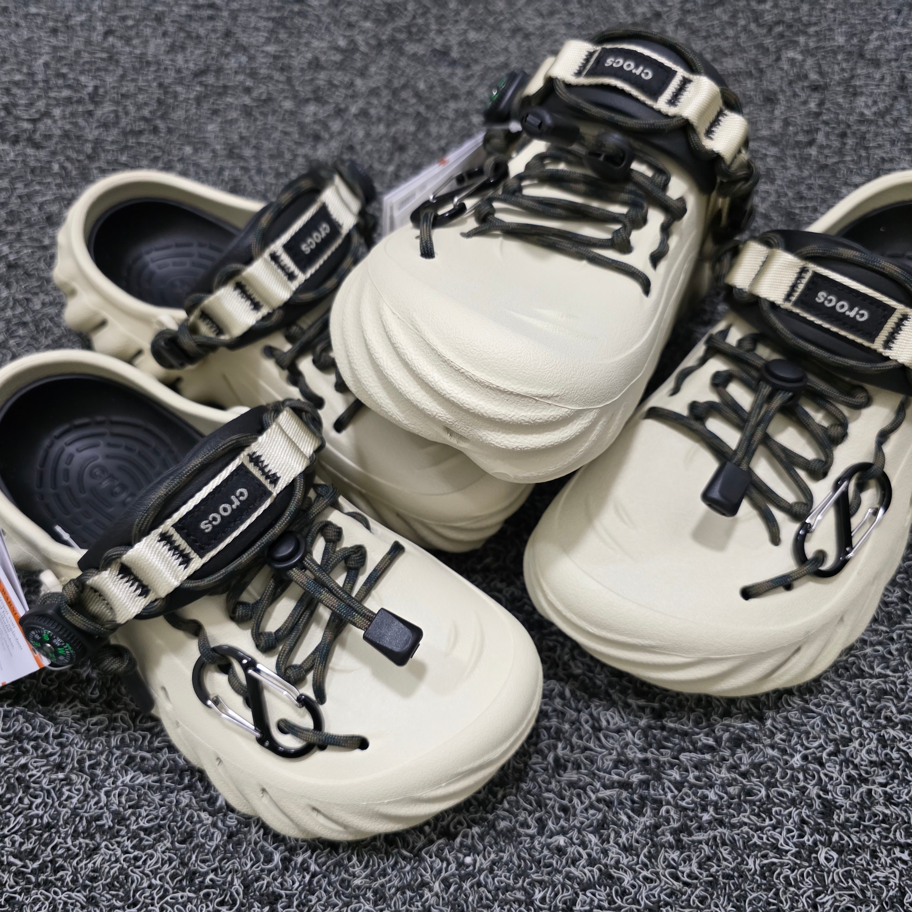 Crocs Echo Clog Bone Black 착용 스타일 - 3