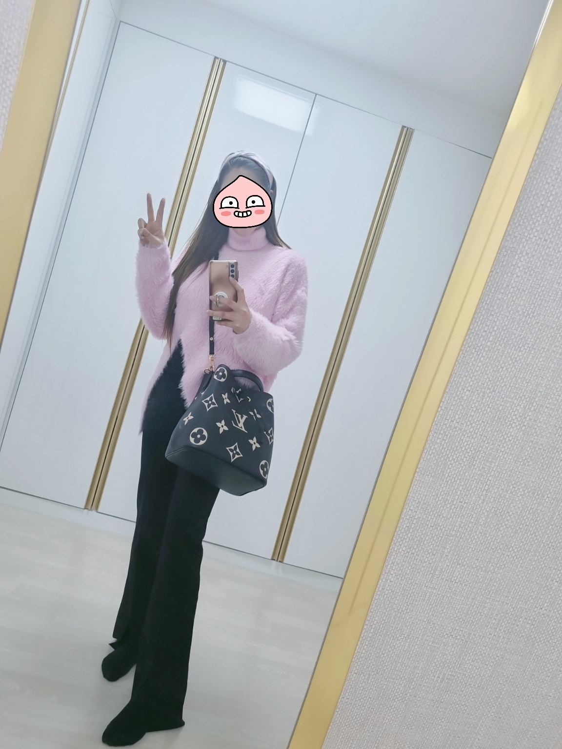 Louis Vuitton Neonoe MM Black Beige 착용 스타일