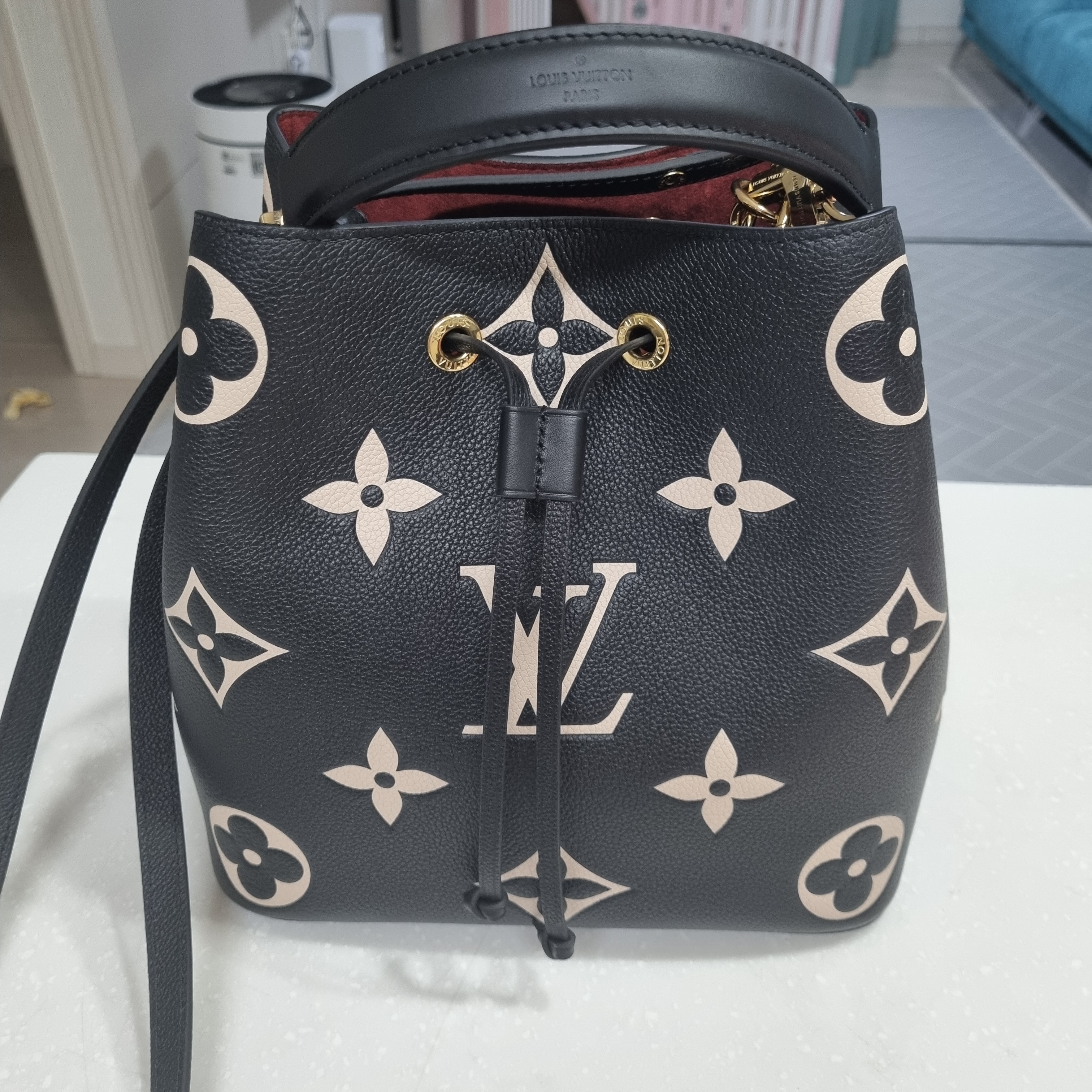 Louis Vuitton Neonoe MM Black Beige 착용 스타일