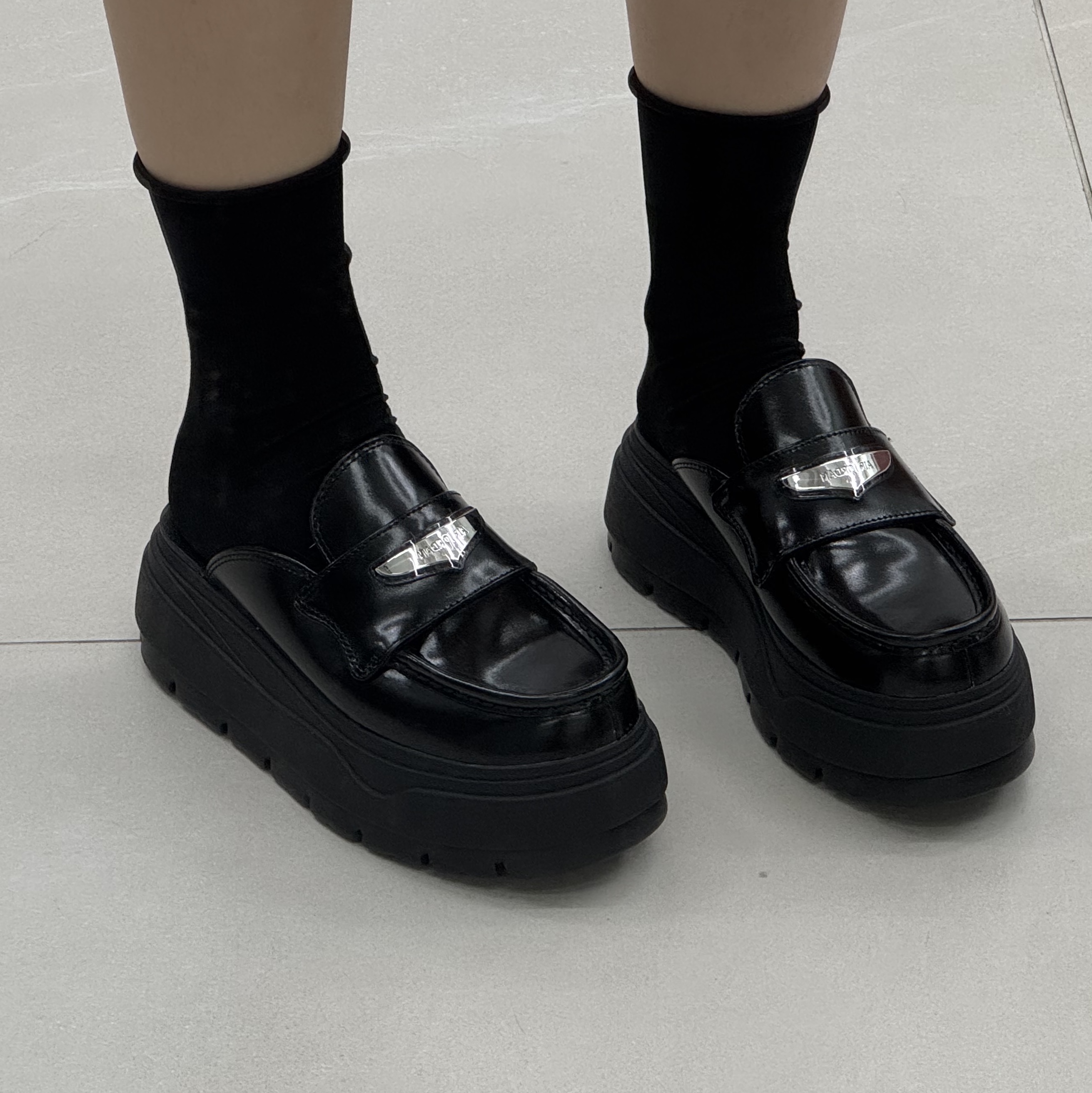 (W) Jordan Mule Black Metallic Silver 착용 스타일
