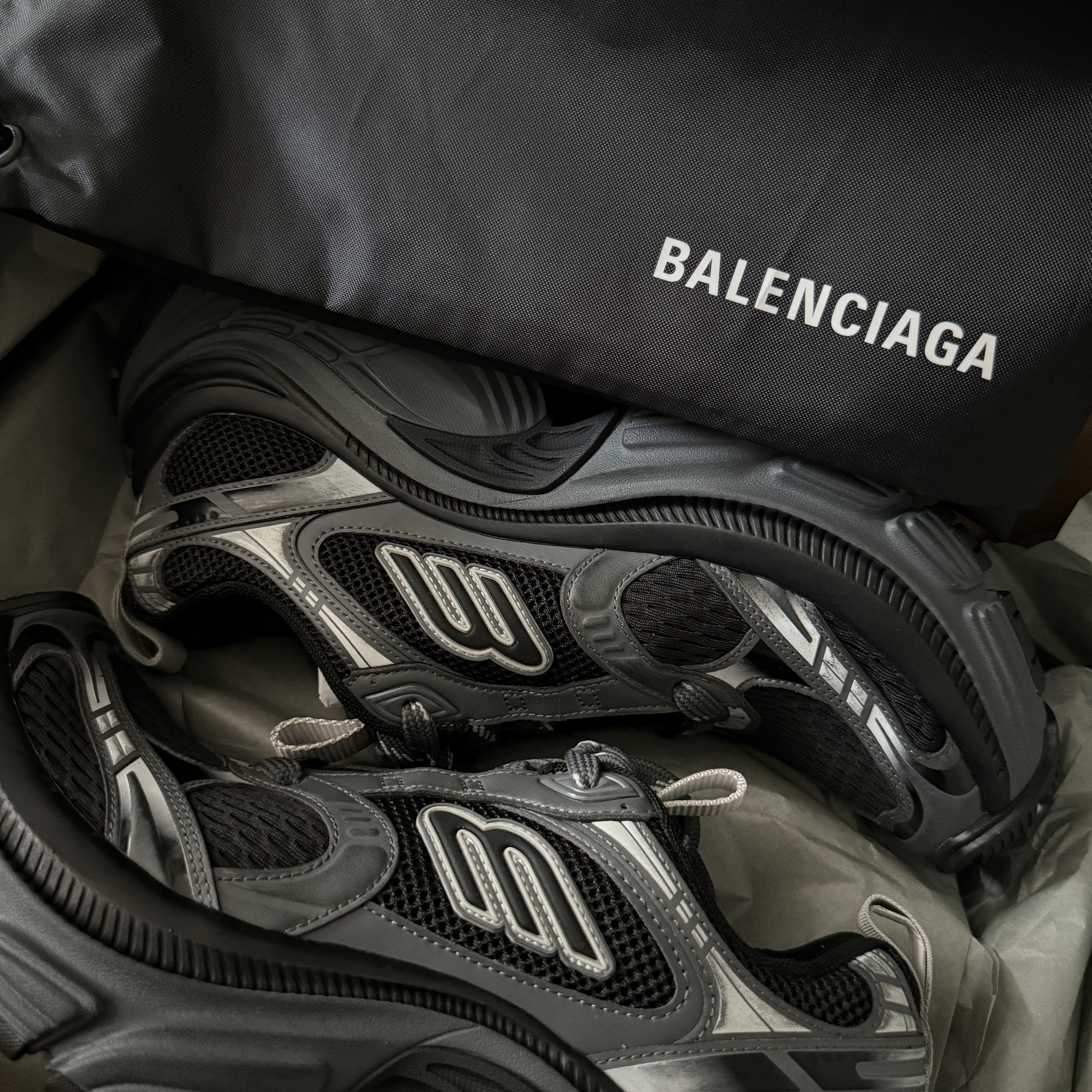 Balenciaga 6XL Sneakers Black Gray 착용 스타일