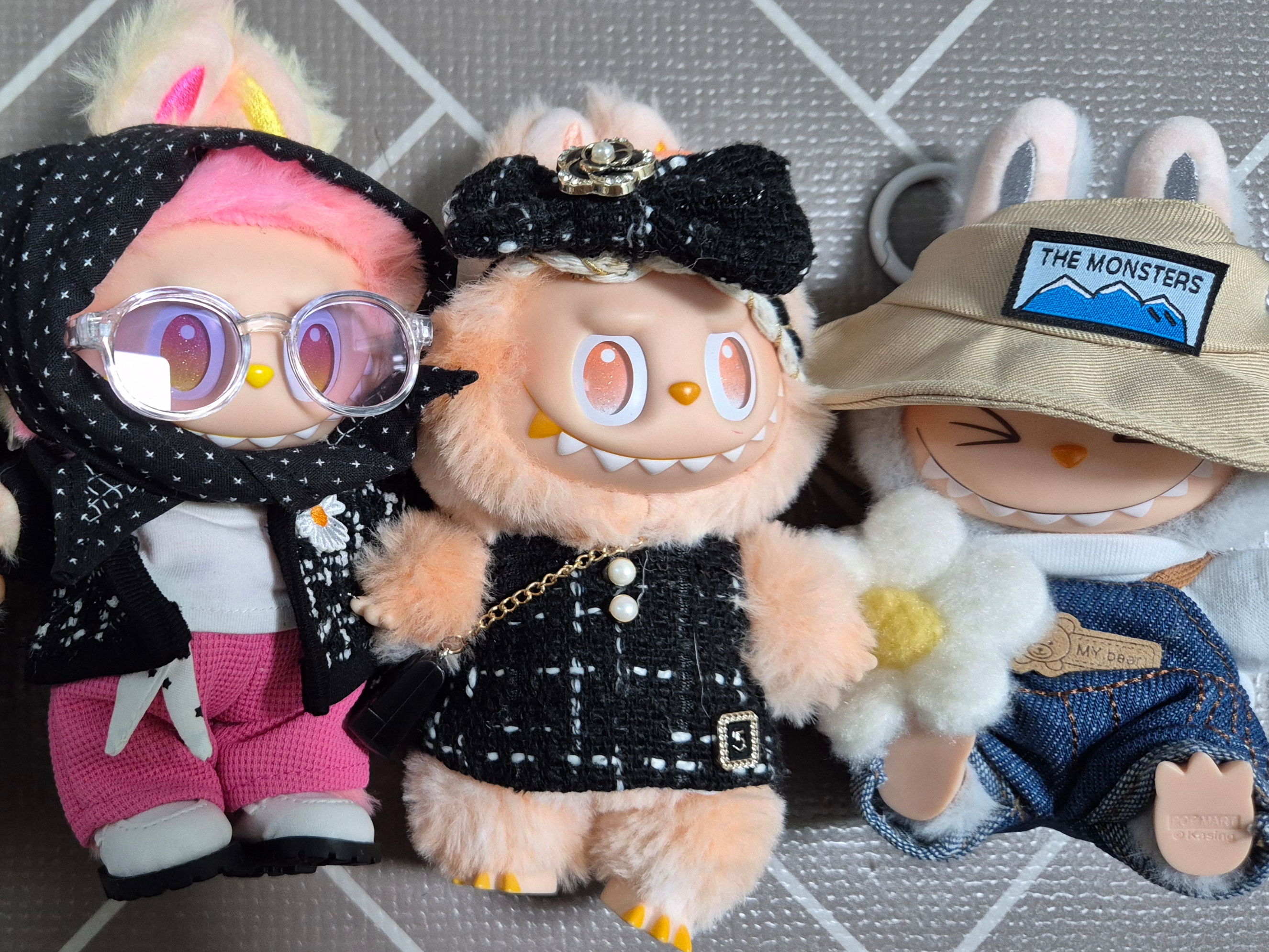 Pop Mart Labubu Let's Play Together Doll Series Sealed Case (1 Blind Box), Pop Mart The Monsters Labubu Tasty Macarons Series Sealed Case (1 Blind Box) 착용 스타일