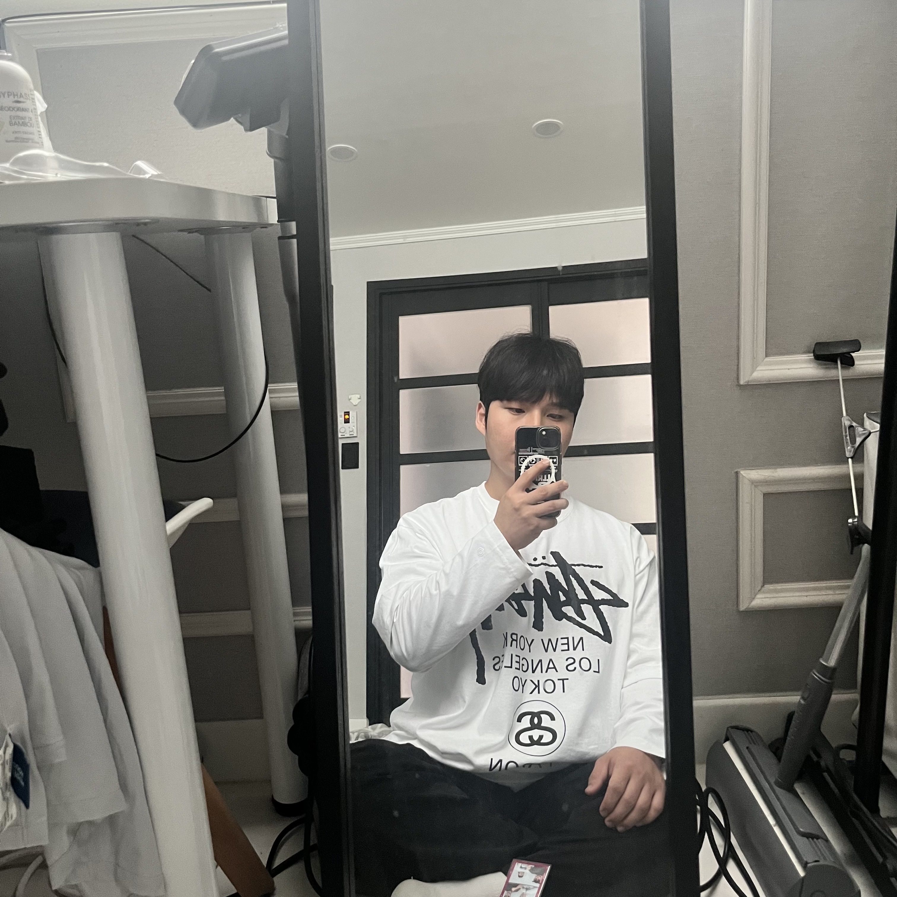 Stussy World Tour T-Shirt White 2024,2025 착용 스타일