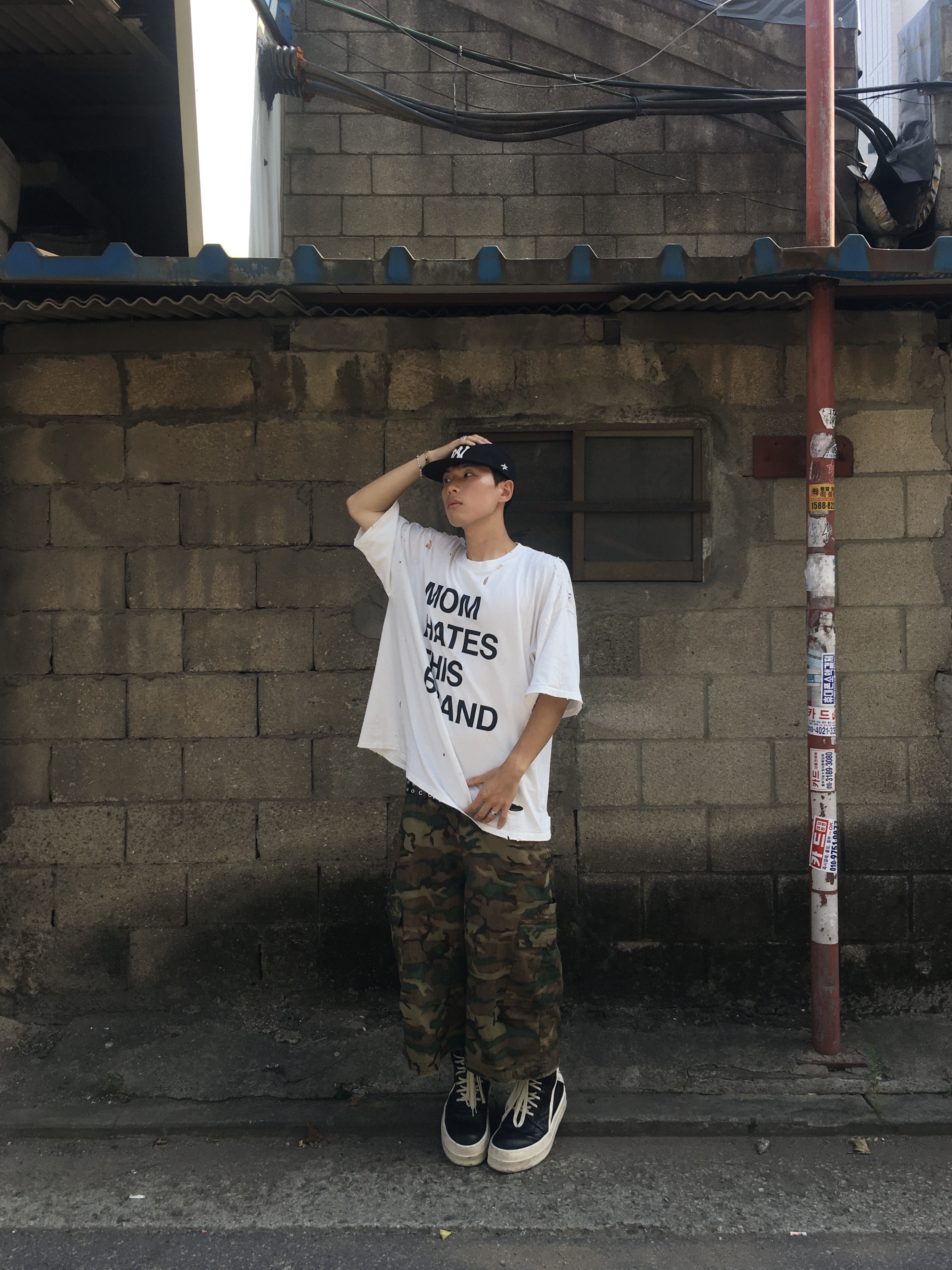 Aoiro 6-Panel Bone A/N Cap Black, Hommless Mom Hates This Brand VTG Tee White 착용 스타일 - 2