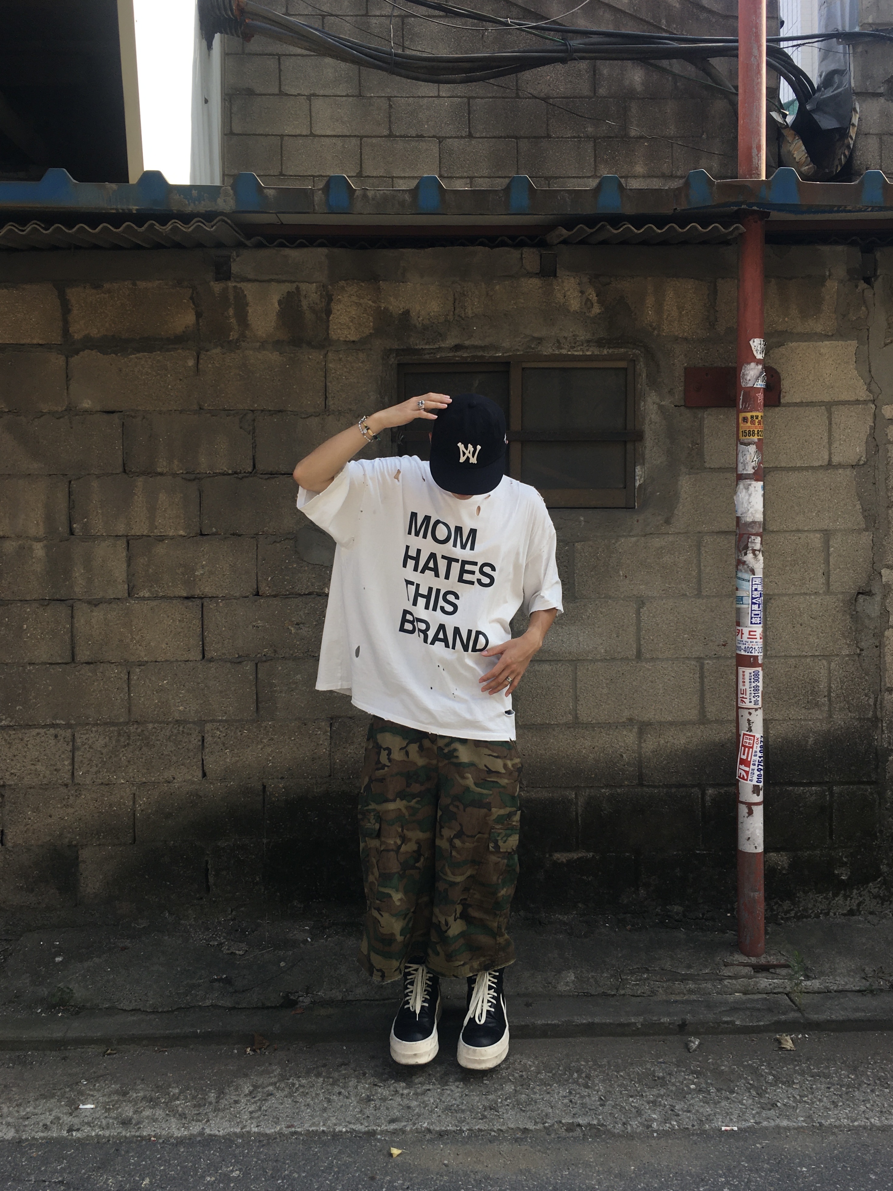 Aoiro 6-Panel Bone A/N Cap Black, Hommless Mom Hates This Brand VTG Tee White 착용 스타일 - 1