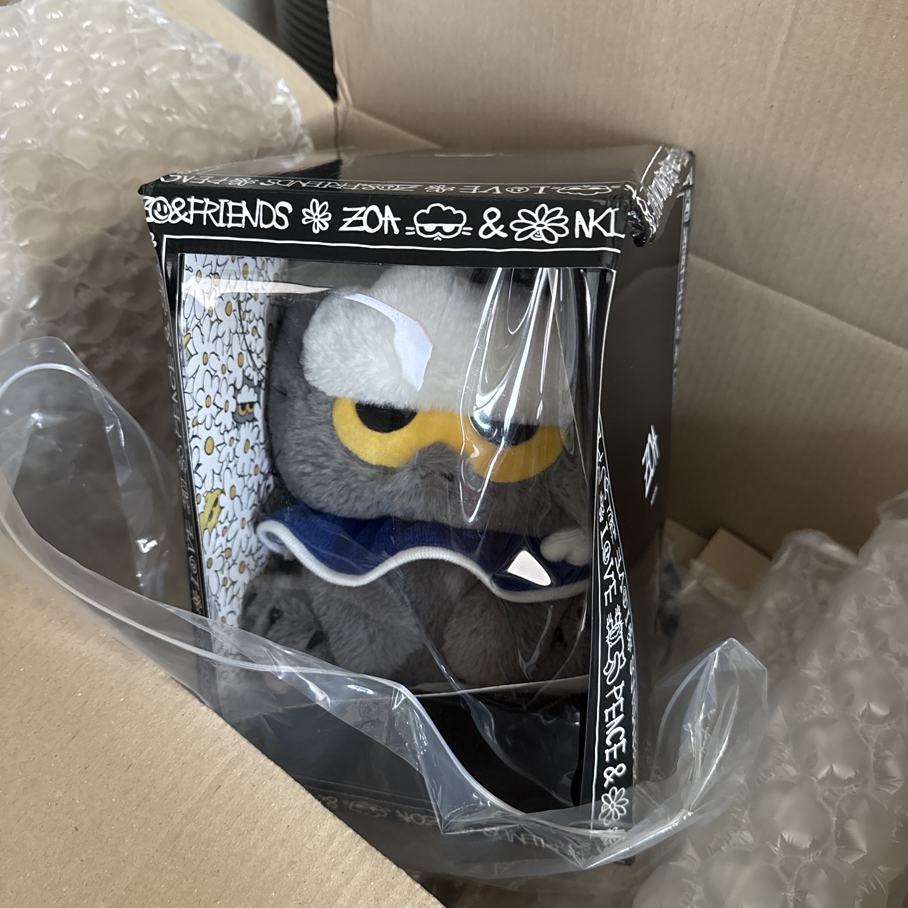 Zo&Friends Zoa Medium Plush Grey 착용 스타일
