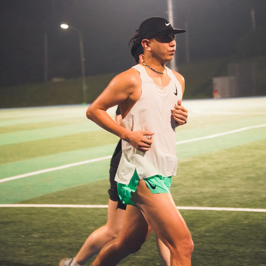 Nike Dri-Fit Fly Unstructured Swoosh Cap Black, Nike Dri-Fit ADV Aeroswift Running Vest Summit White - Asia 착용 스타일 - 2