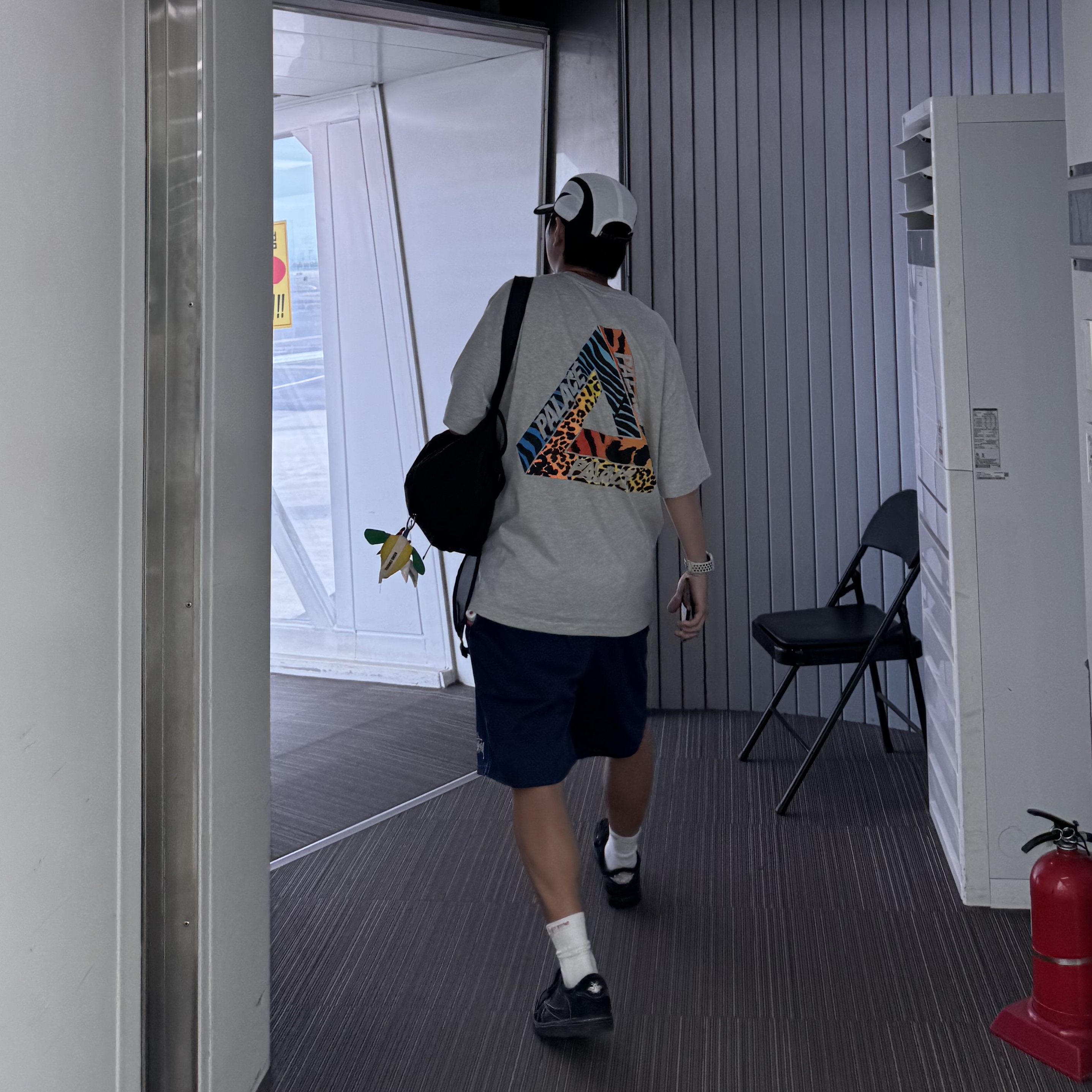 Palace Tri Strike Shell Runner Cloud - 25SS, Palace Jungle Dream T-Shirt Grey - 24FW 착용 스타일 - 1