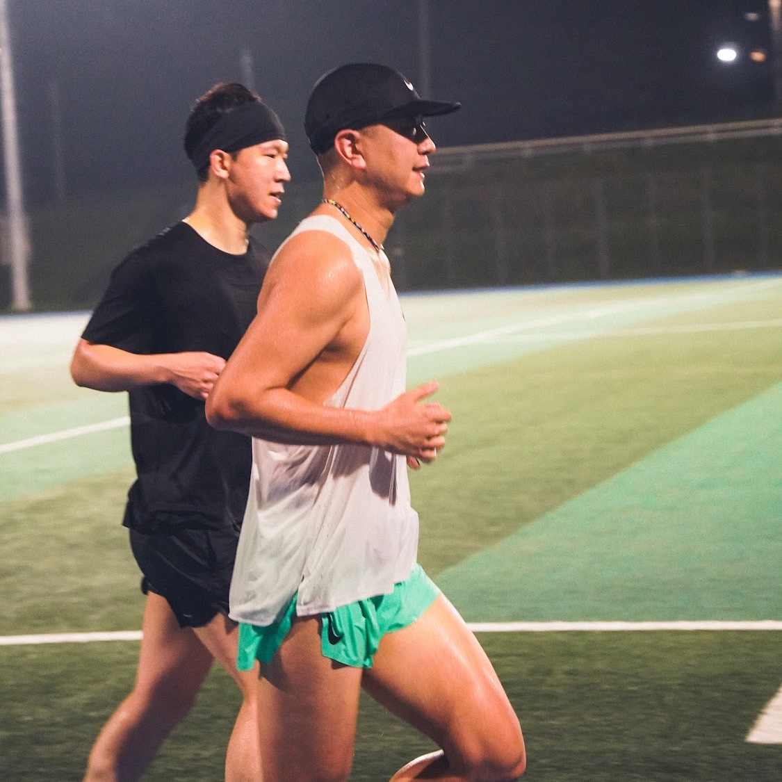 Nike Dri-Fit Fly Unstructured Swoosh Cap Black, Nike Dri-Fit ADV Aeroswift Running Vest Summit White - Asia 착용 스타일 - 3