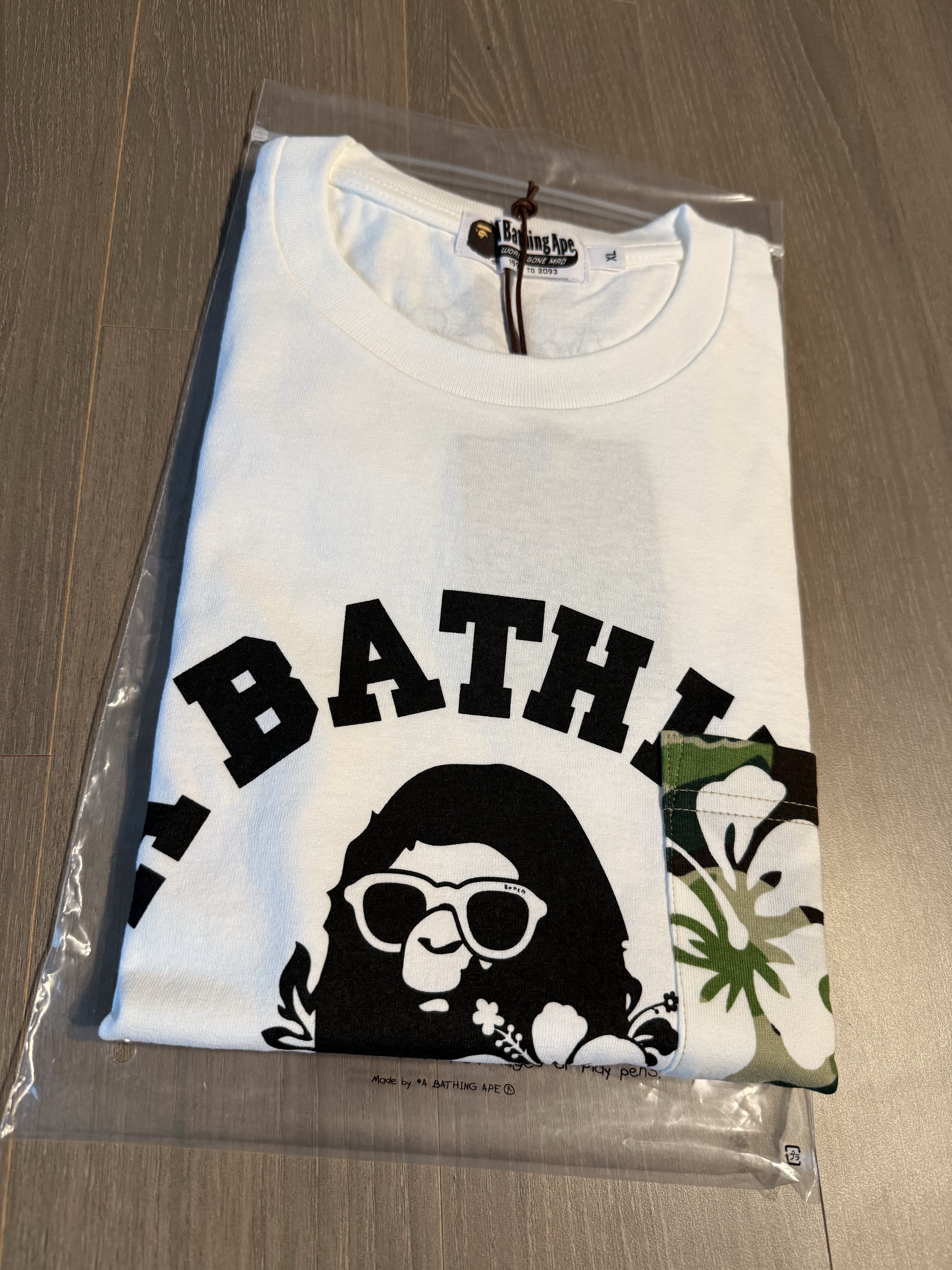 BAPE ABC Resort Camo Pocket College T-Shirt White 착용 스타일 - 1