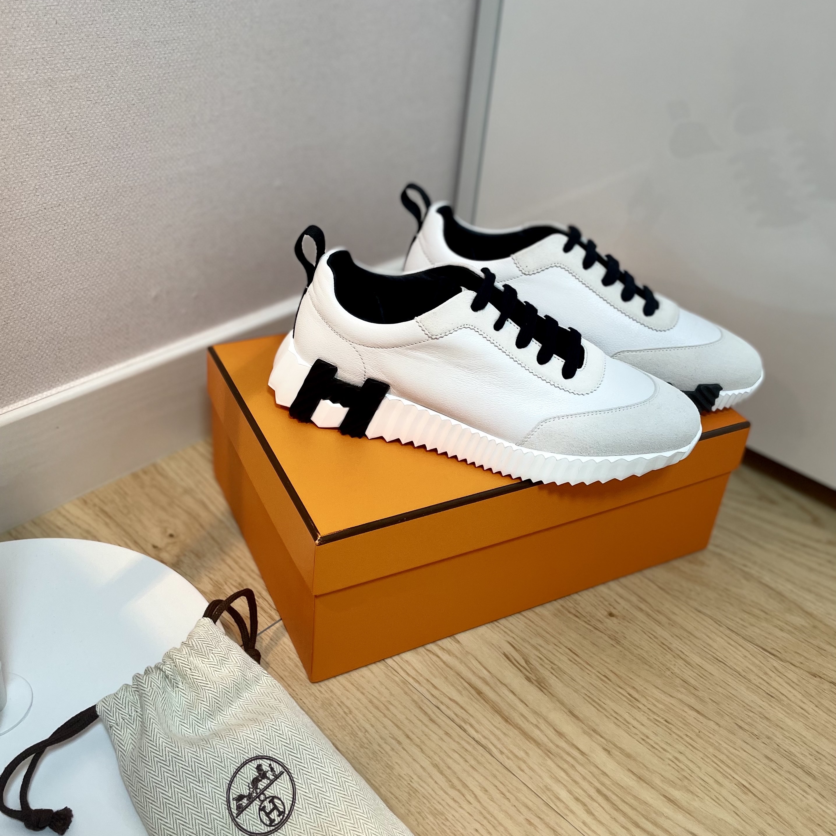 (W) Hermes Bouncing Sneakers Sport Suede Goatskin & Blanc Noir 착용 스타일