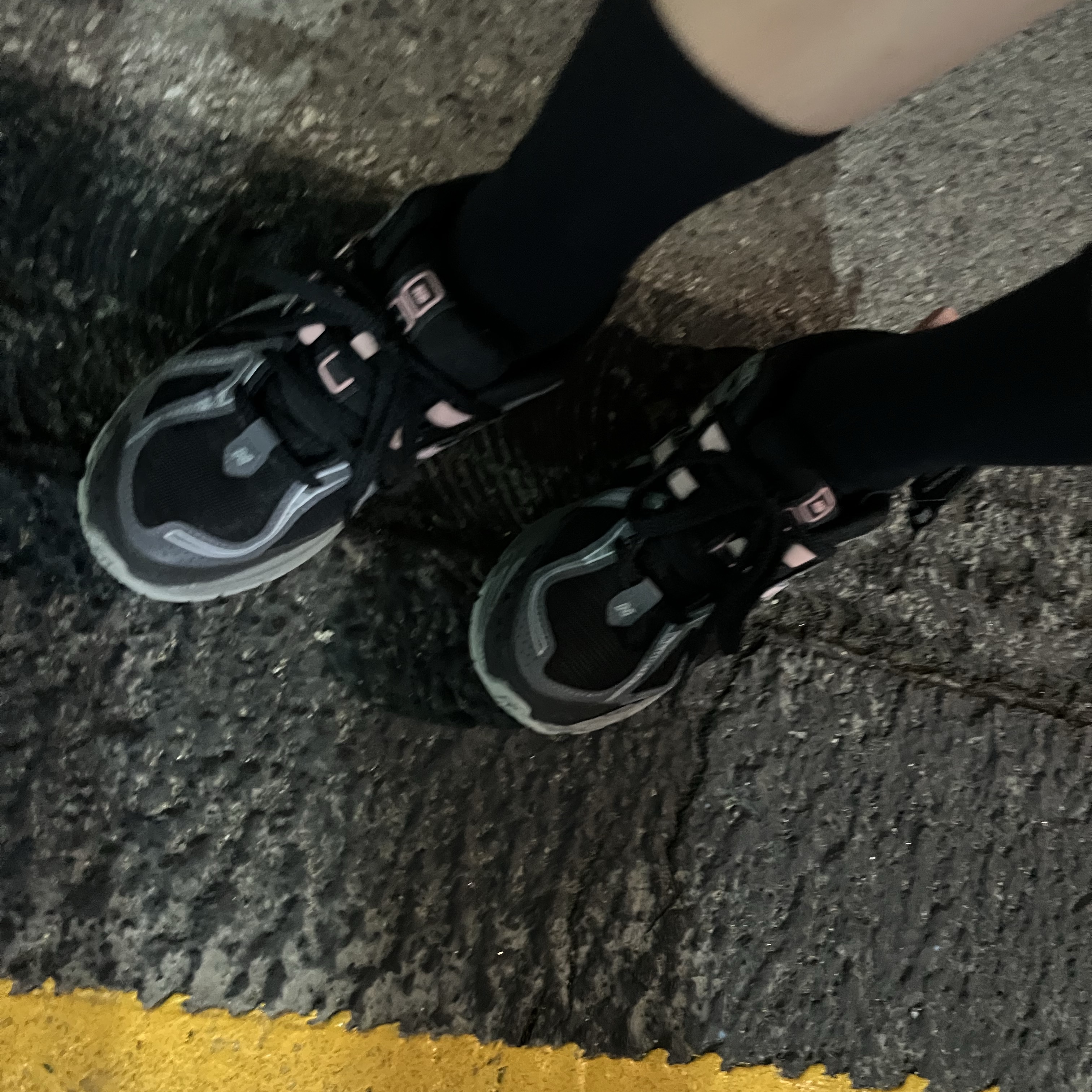 New Balance 1906R Black Pink Moon 착용 스타일