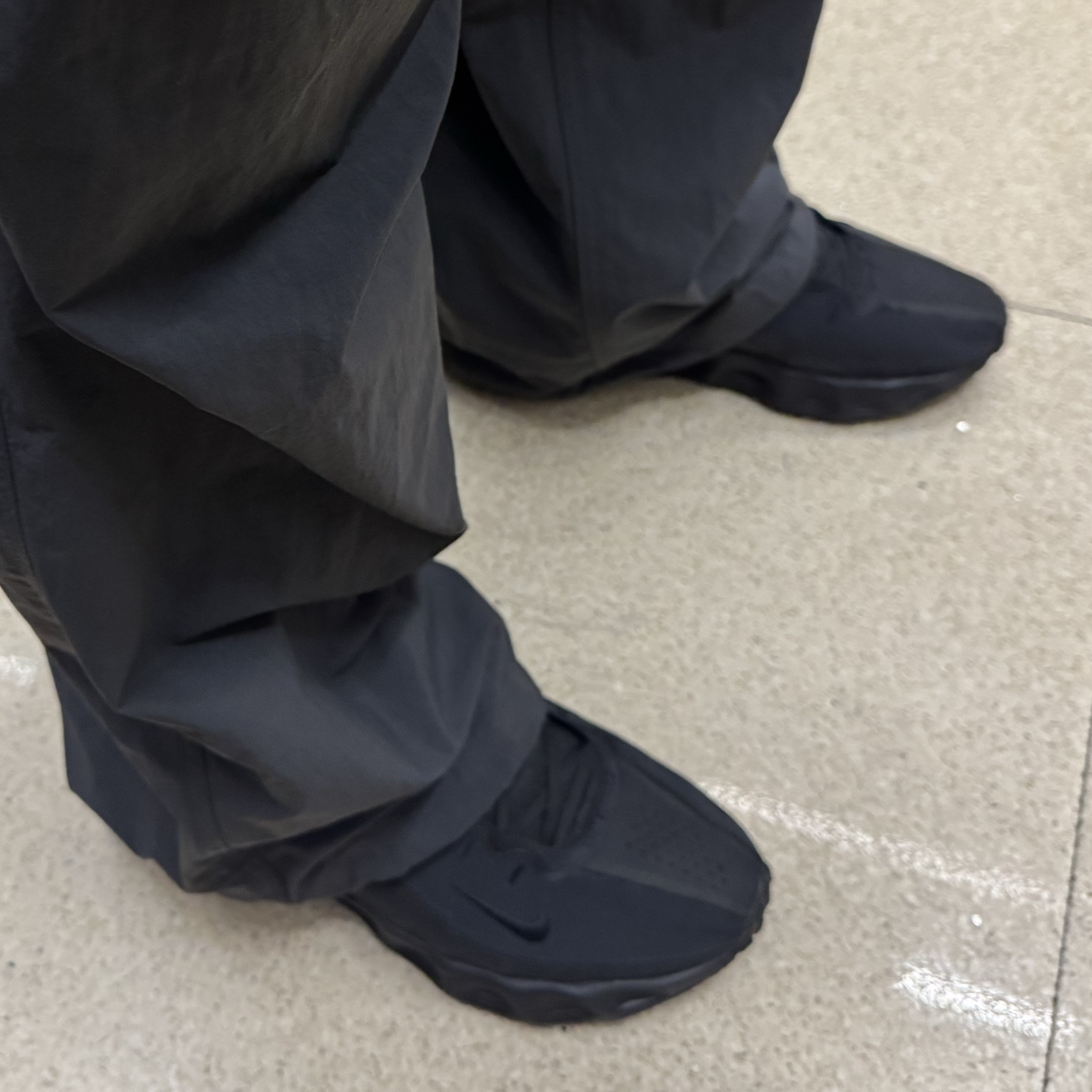 Nike Ava Rover Black Anthracite 착용 스타일