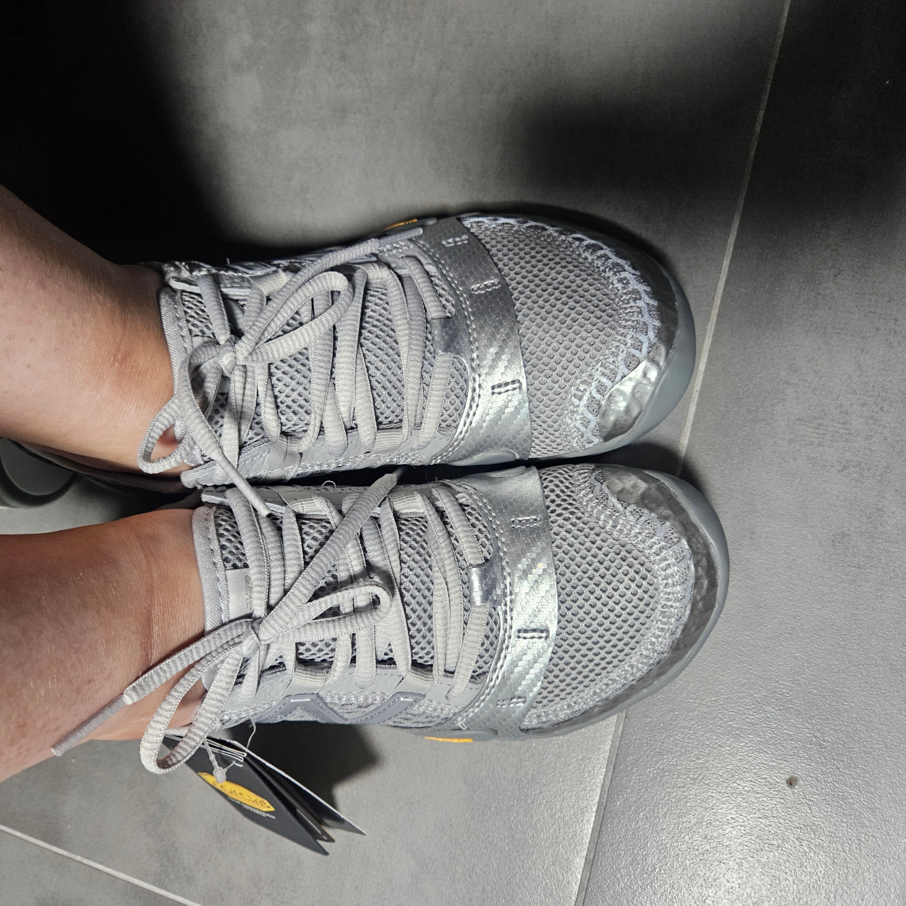 New Balance Minimus MT10O Slate Grey Silver Metallic 착용 스타일