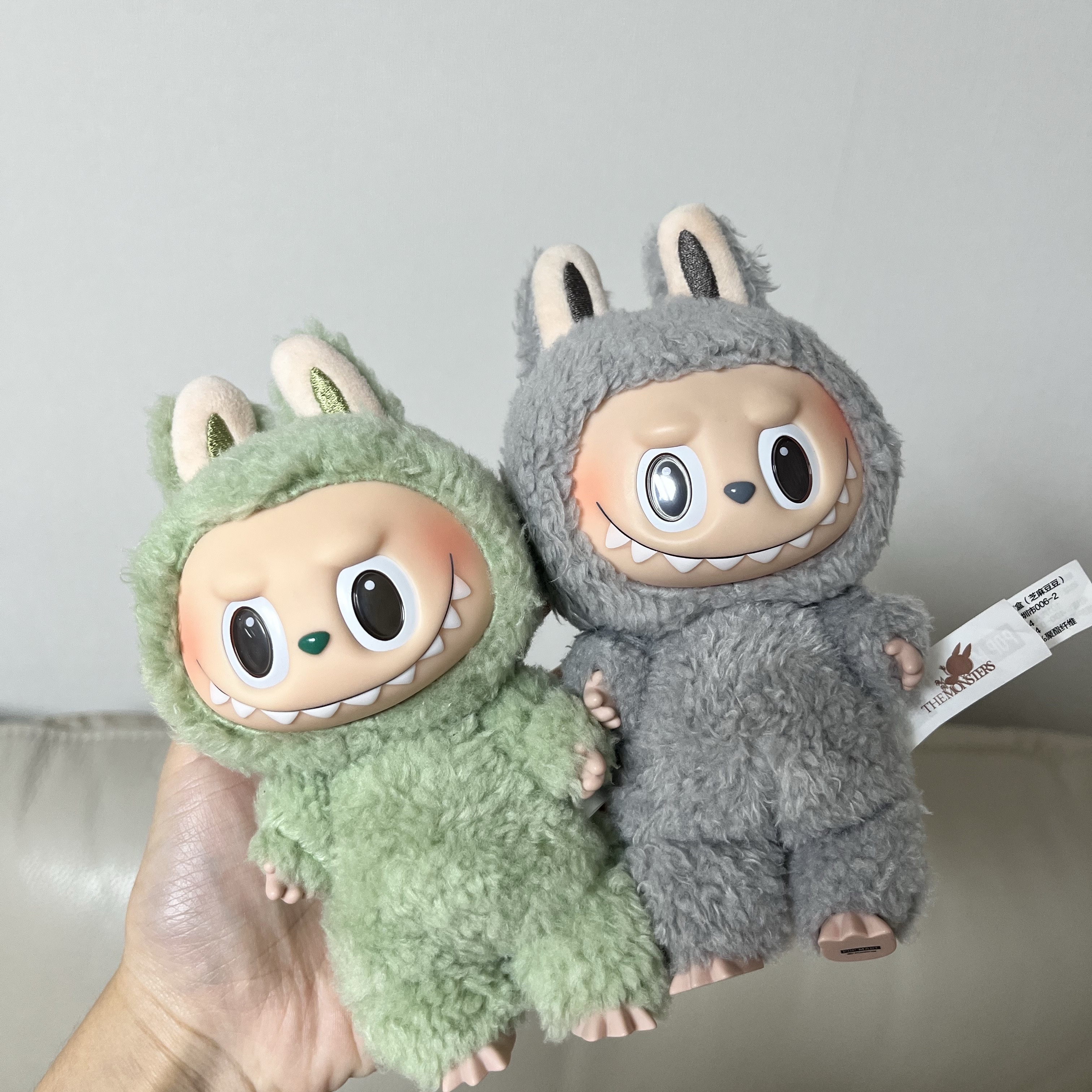 Pop Mart Labubu The Monsters Labubu Tasty Macarons Series Green Grape Keyring 착용 스타일