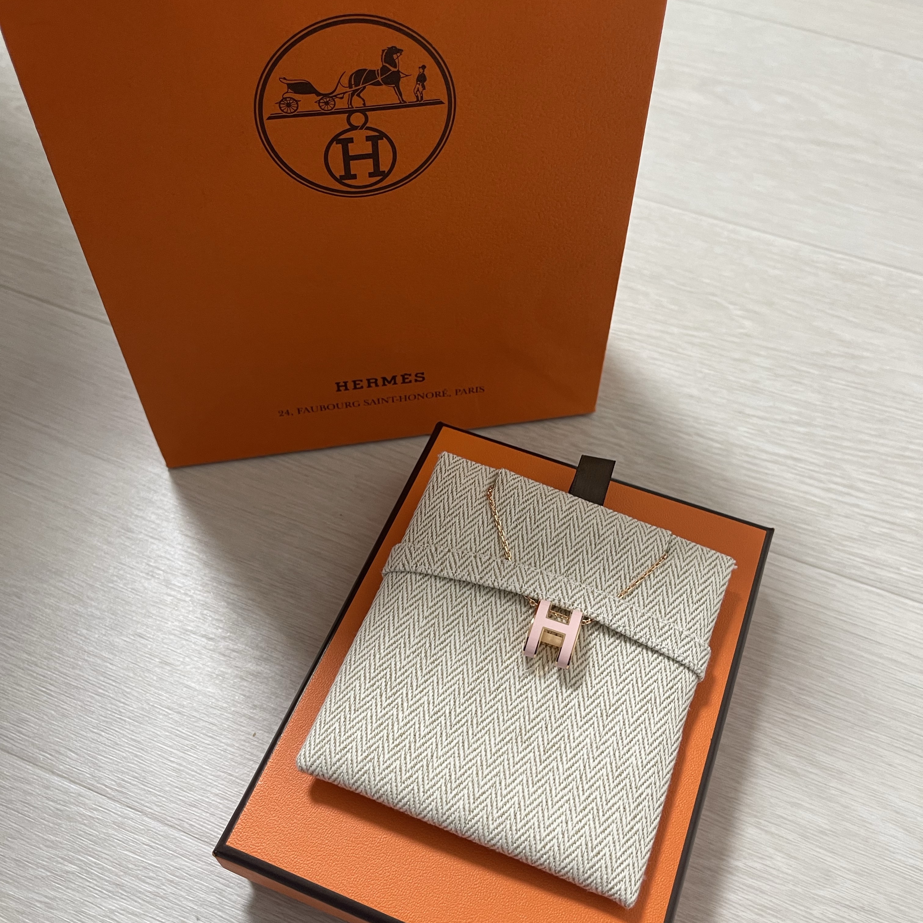 (W) Hermes Pop H Pendant Rose Gold & Rose Dragee 착용 스타일 - 3