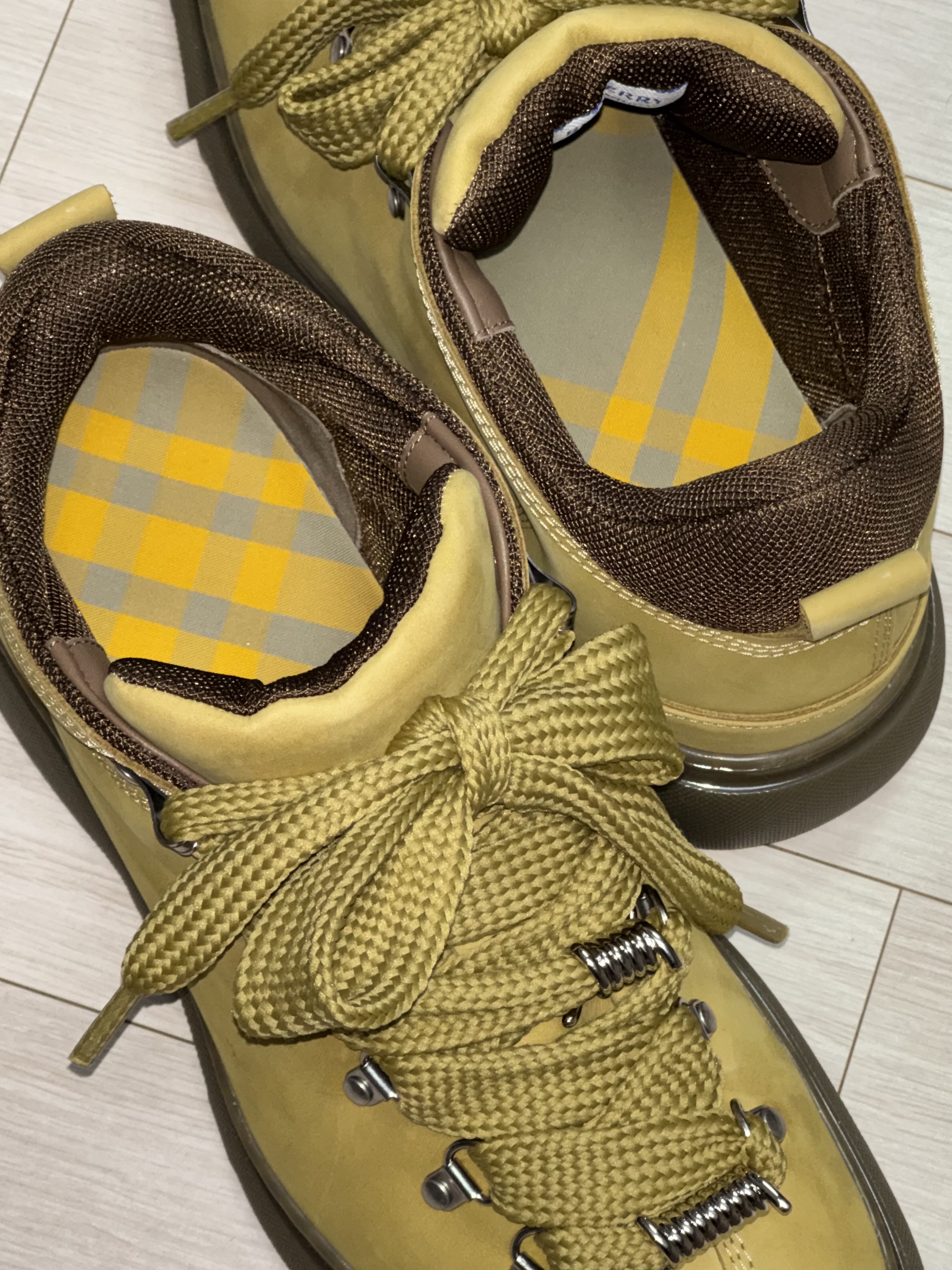 Burberry Leather Trek Boots Black, Burberry Trek Boots Manilla 착용 스타일 - 3