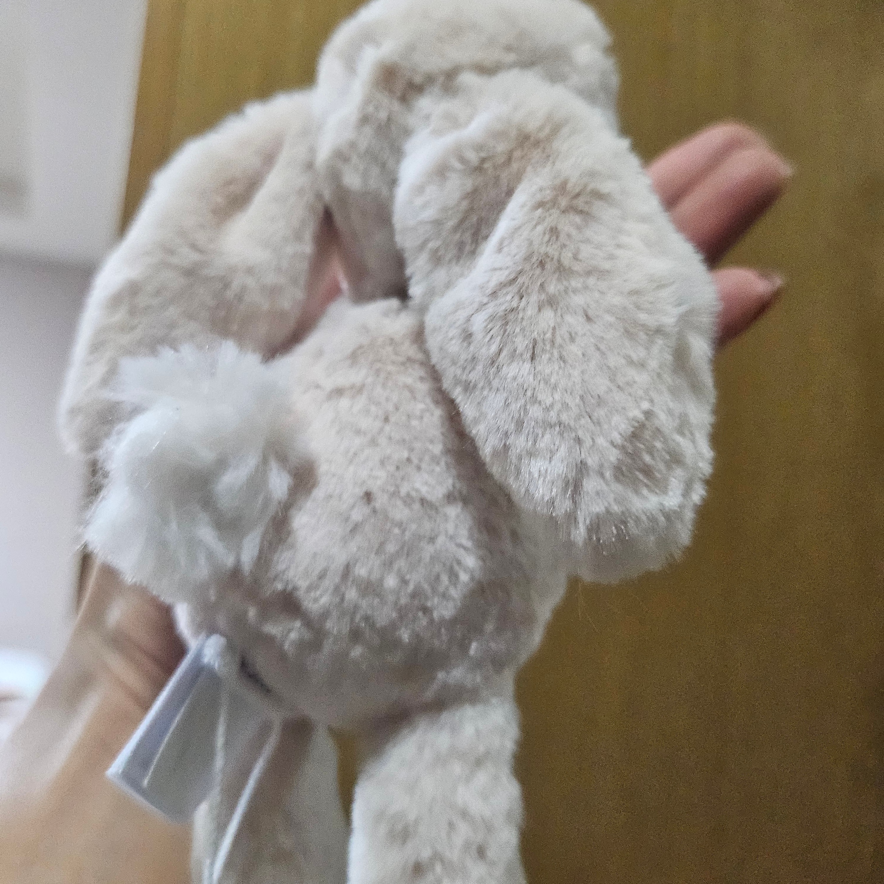 Jellycat Smudge Rabbit Tiny Beige 착용 스타일 - 1