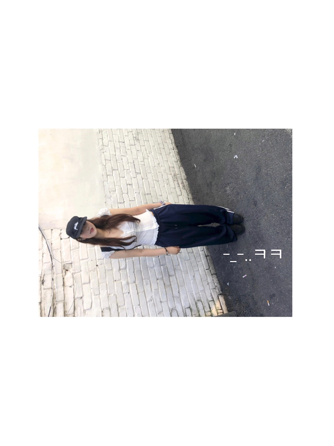 Emis New Logo Mini Backpack Black 착용 스타일 - 2