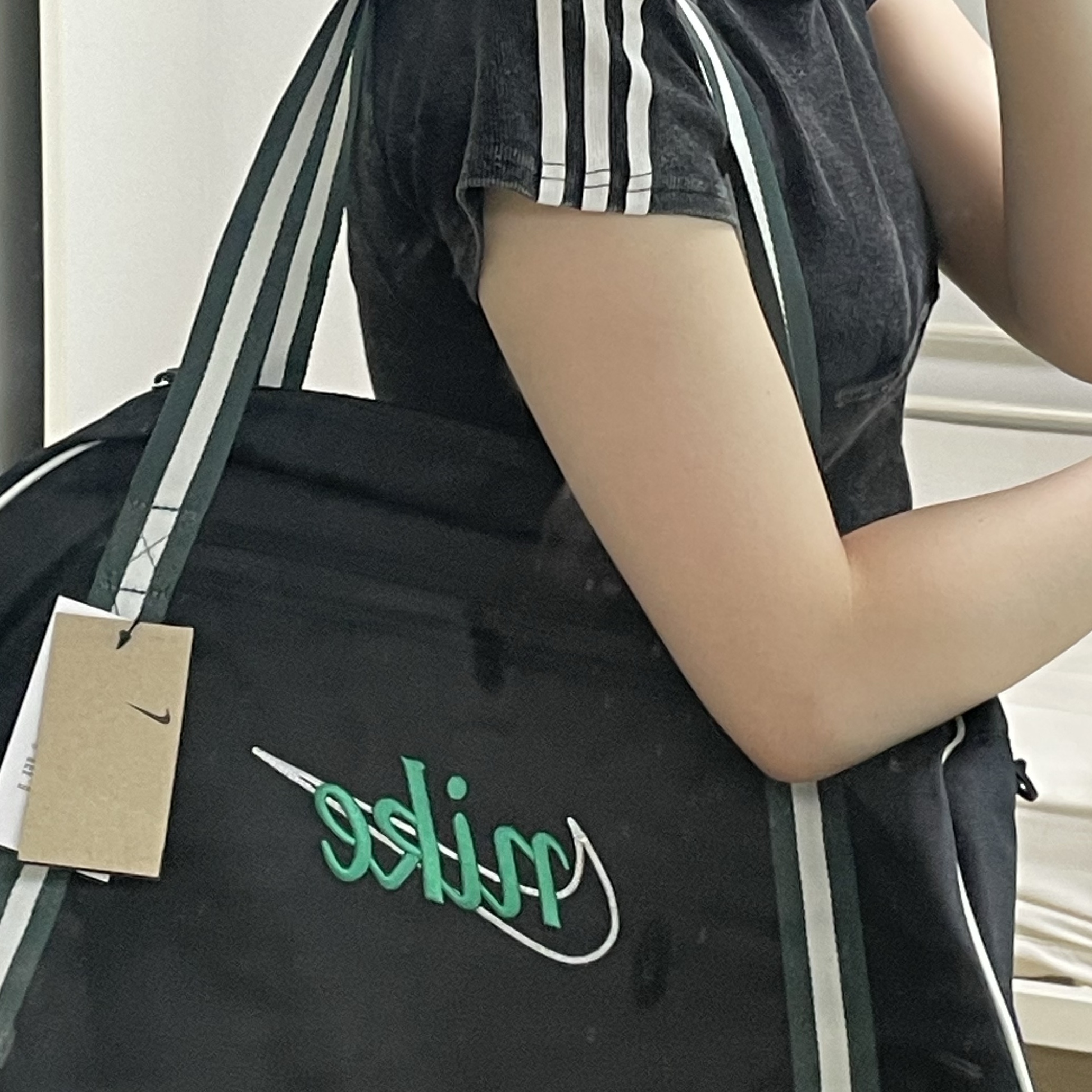 Nike Gym Club Training Bag 24L Black Vintage Green 착용 스타일 - 2