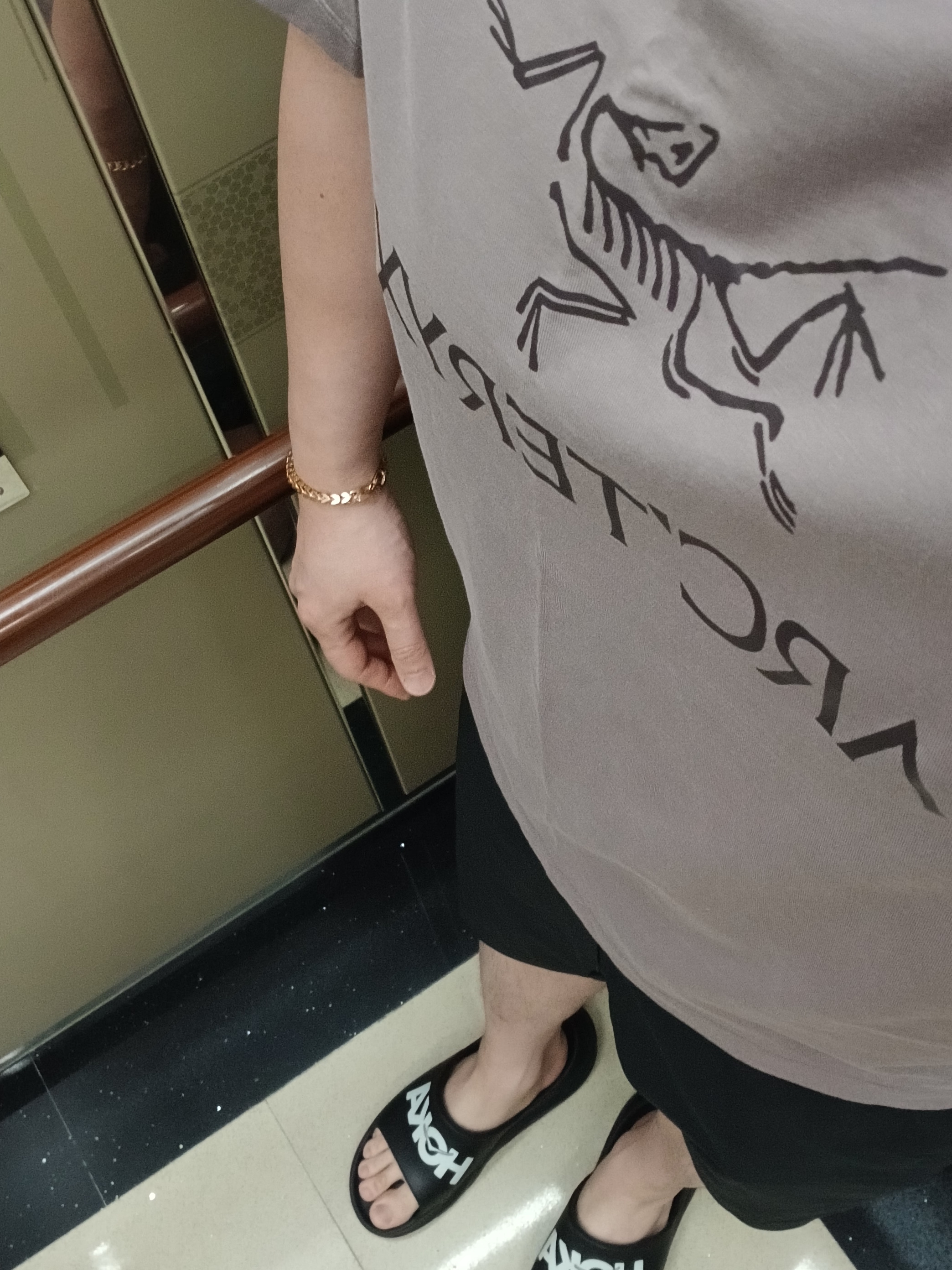Arc'teryx Arc'word Logo SS T-Shirt Interstellar Phantasm, Hoka Ora Athletic Slide Black White 착용 스타일 - 1