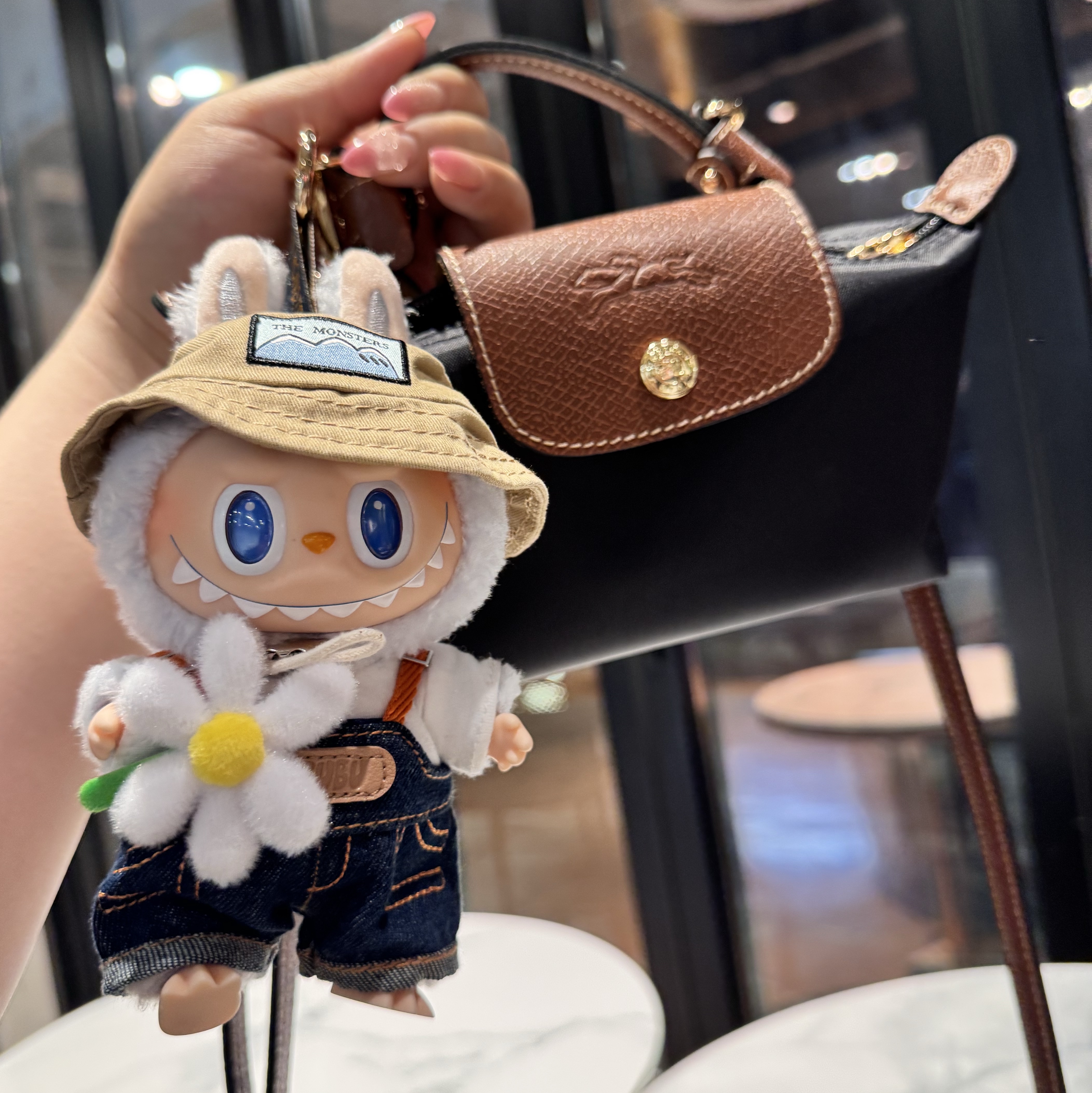 Pop Mart Fall In Wild Labubu Series Toy Keyring, Longchamp Le Pliage Original Handle Pouch Black 착용 스타일 - 1
