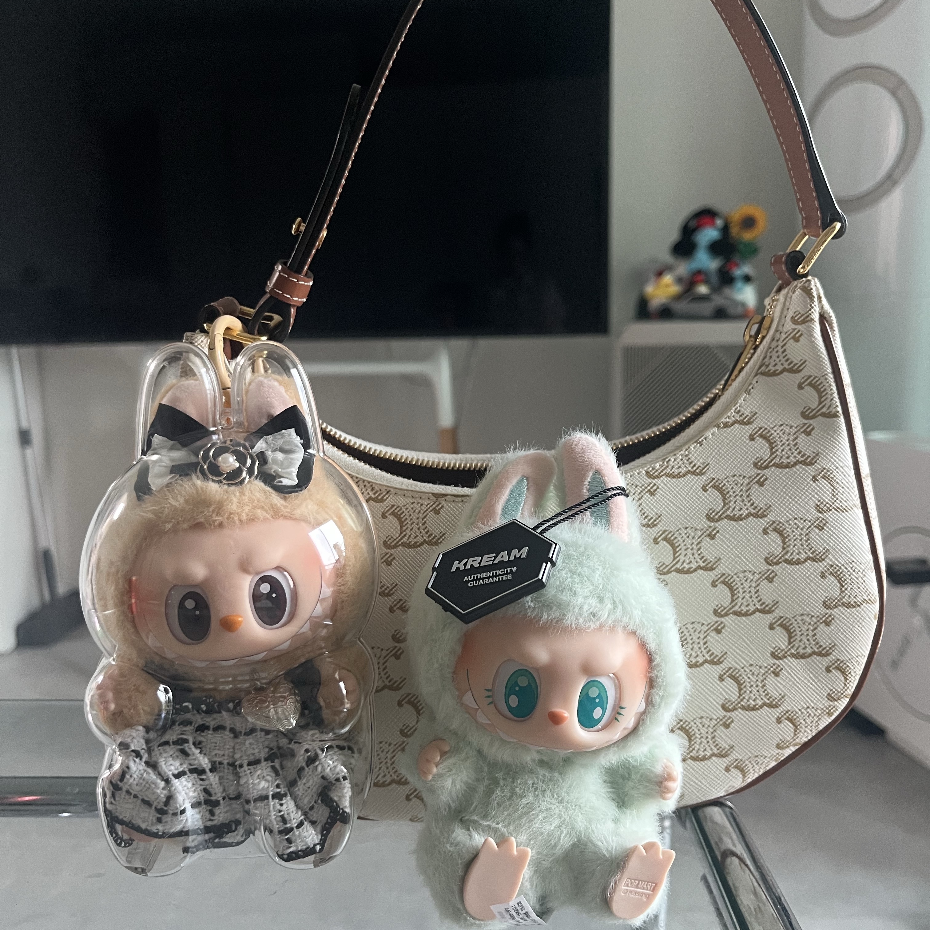 Pop Mart Labubu Let's Play Together Doll Series Ququ Keyring (Opened Case) 착용 스타일