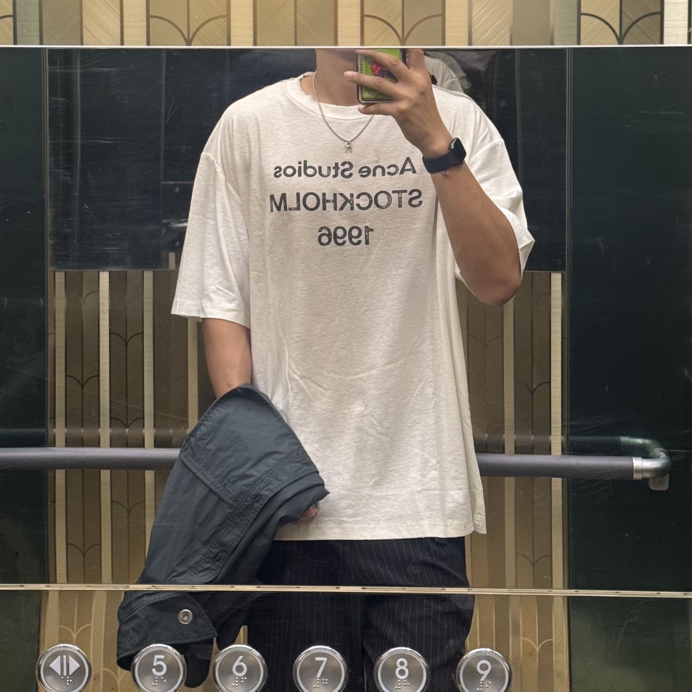 Acne Studios Relaxed Fit Logo T-Shirt Dusty white 착용 스타일