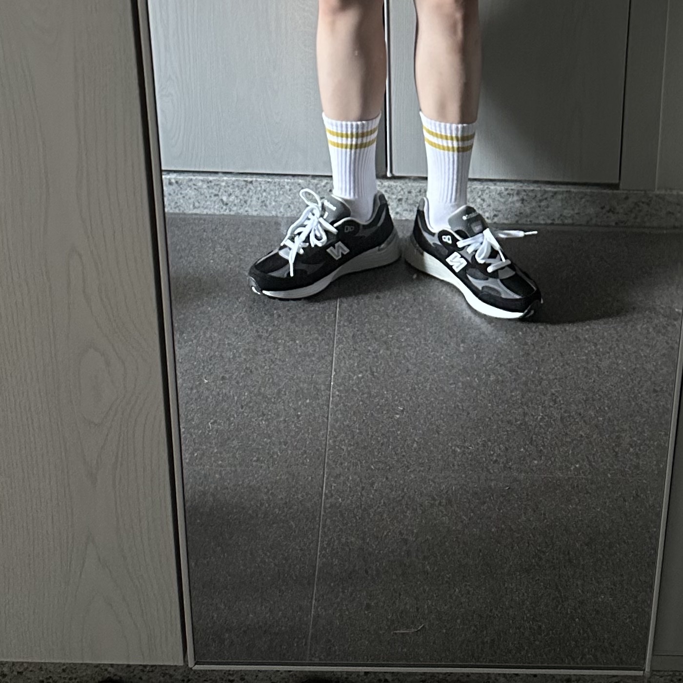 New Balance 992 Made in USA Core Black Grey 착용 스타일 - 4