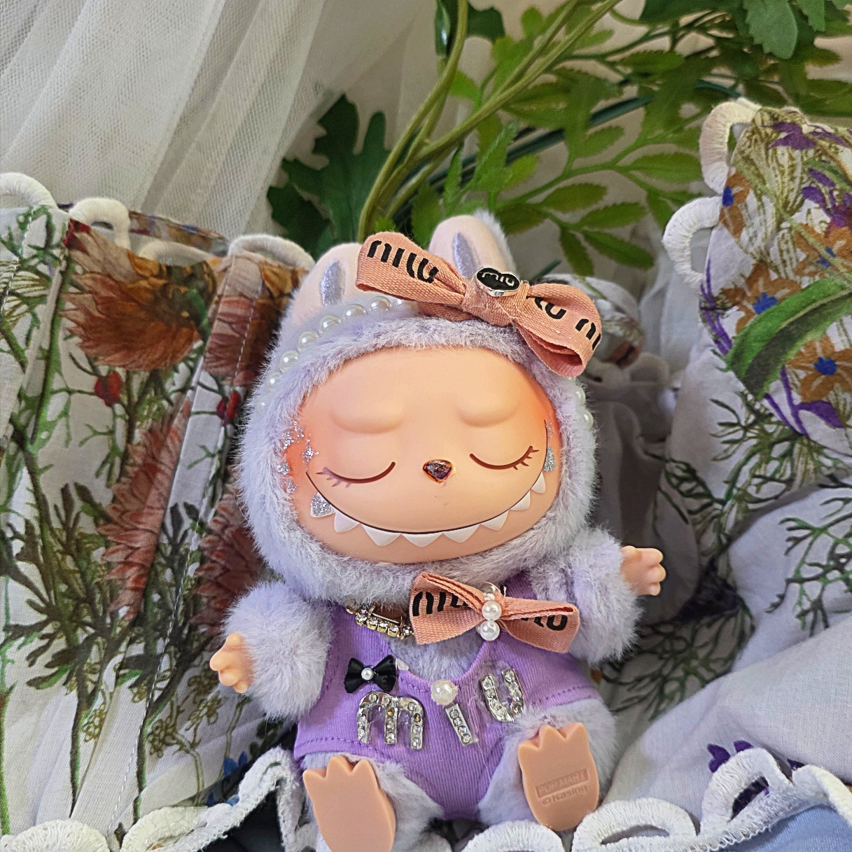 Pop Mart Labubu Let's Play Together Doll Series Zizi Keyring (Opened Case) 착용 스타일
