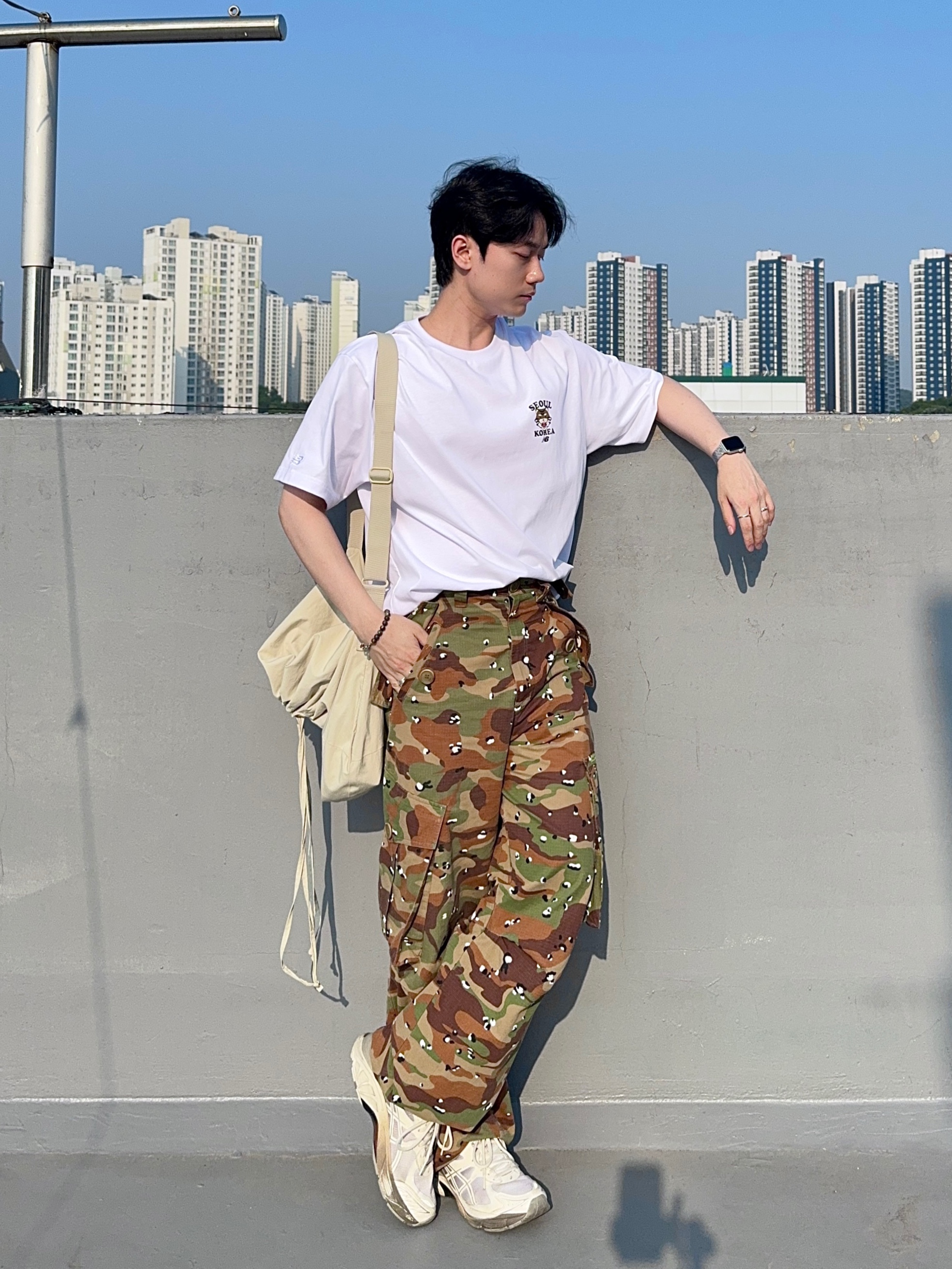 New Balance Seoul Tiger Semi Over Fit T-Shirt White, Asics x Dime GT-2160 Arctic Wolf London Fog 착용 스타일 - 3