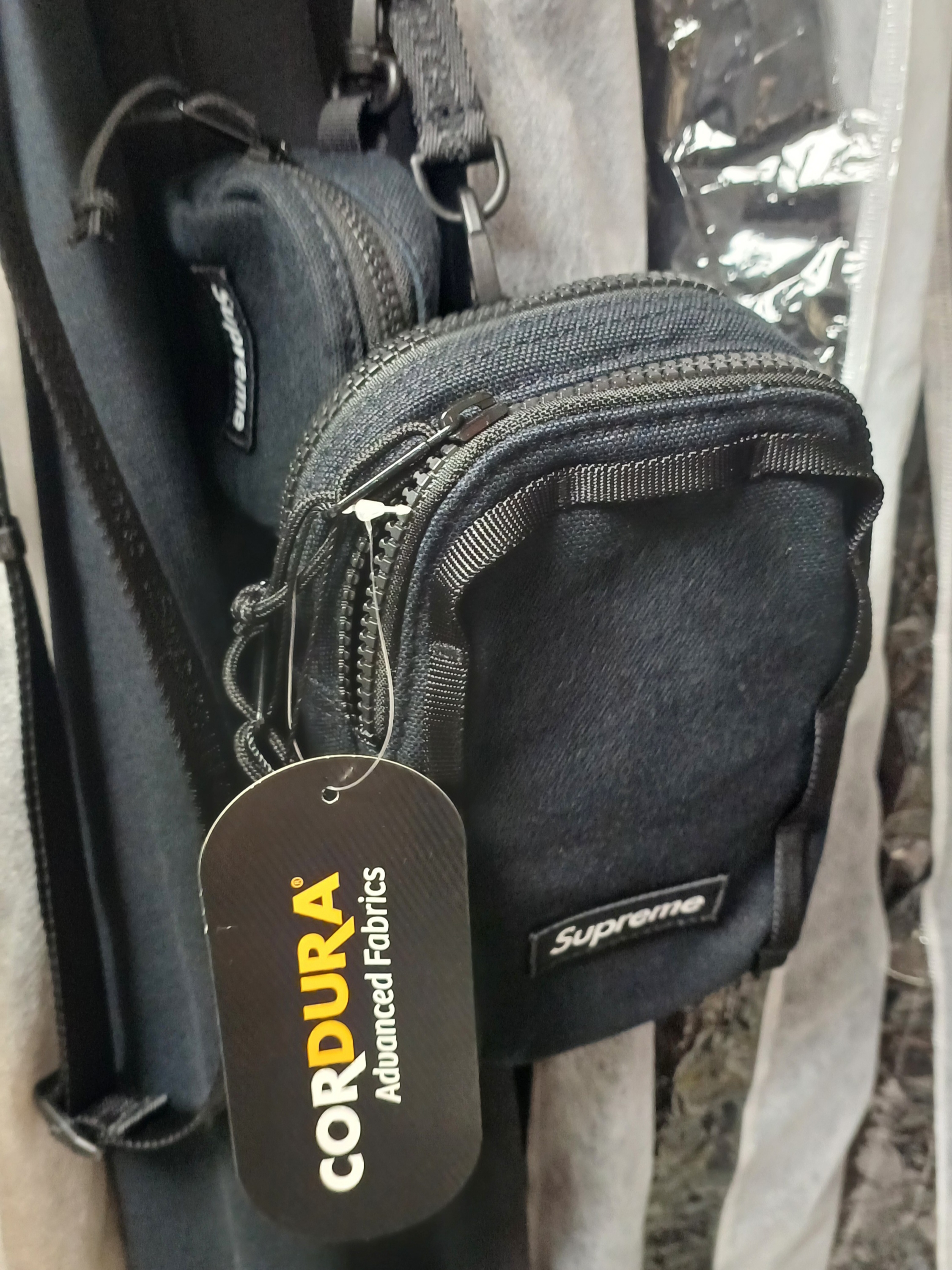 Supreme Camera Bag + Mini Pouch Black - 25SS 착용 스타일