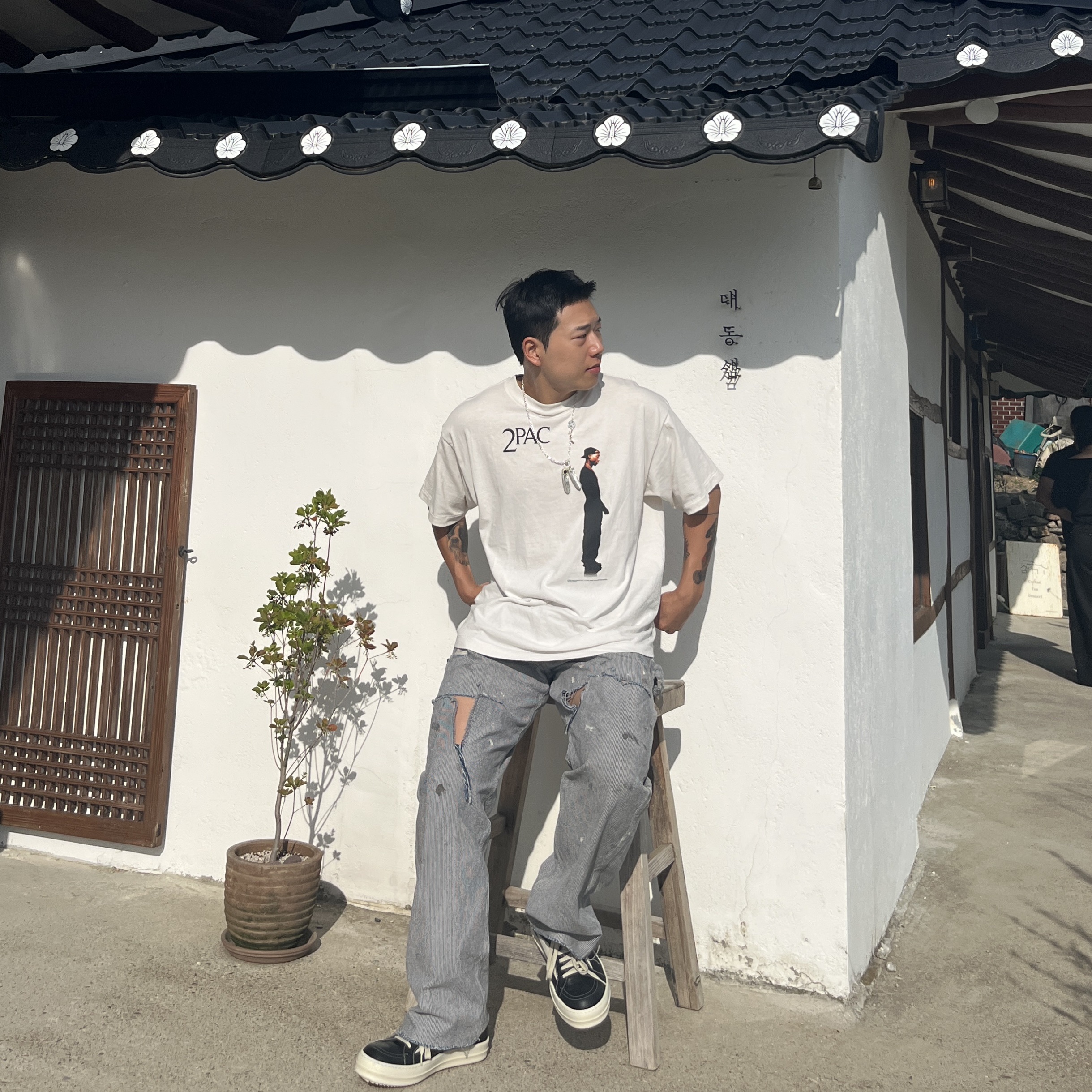 Saint Mxxxxxx x 2Pac S/S T-Shirt White - 25SS, Saint Mxxxxxx Denim Pants Hickory Stripe 착용 스타일 - 1