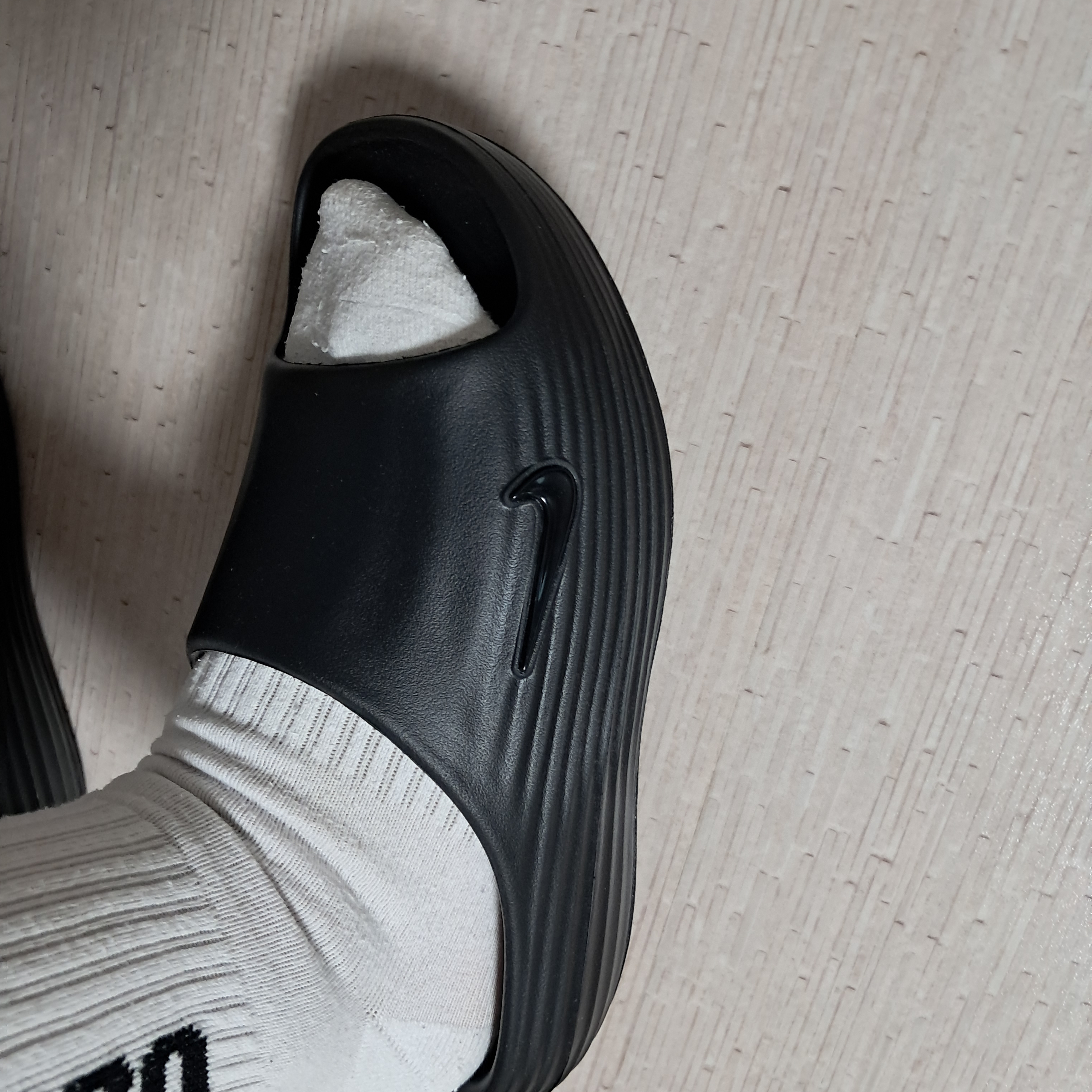 Nike ReactX Rejuven8 Slide Black 착용 스타일 - 2