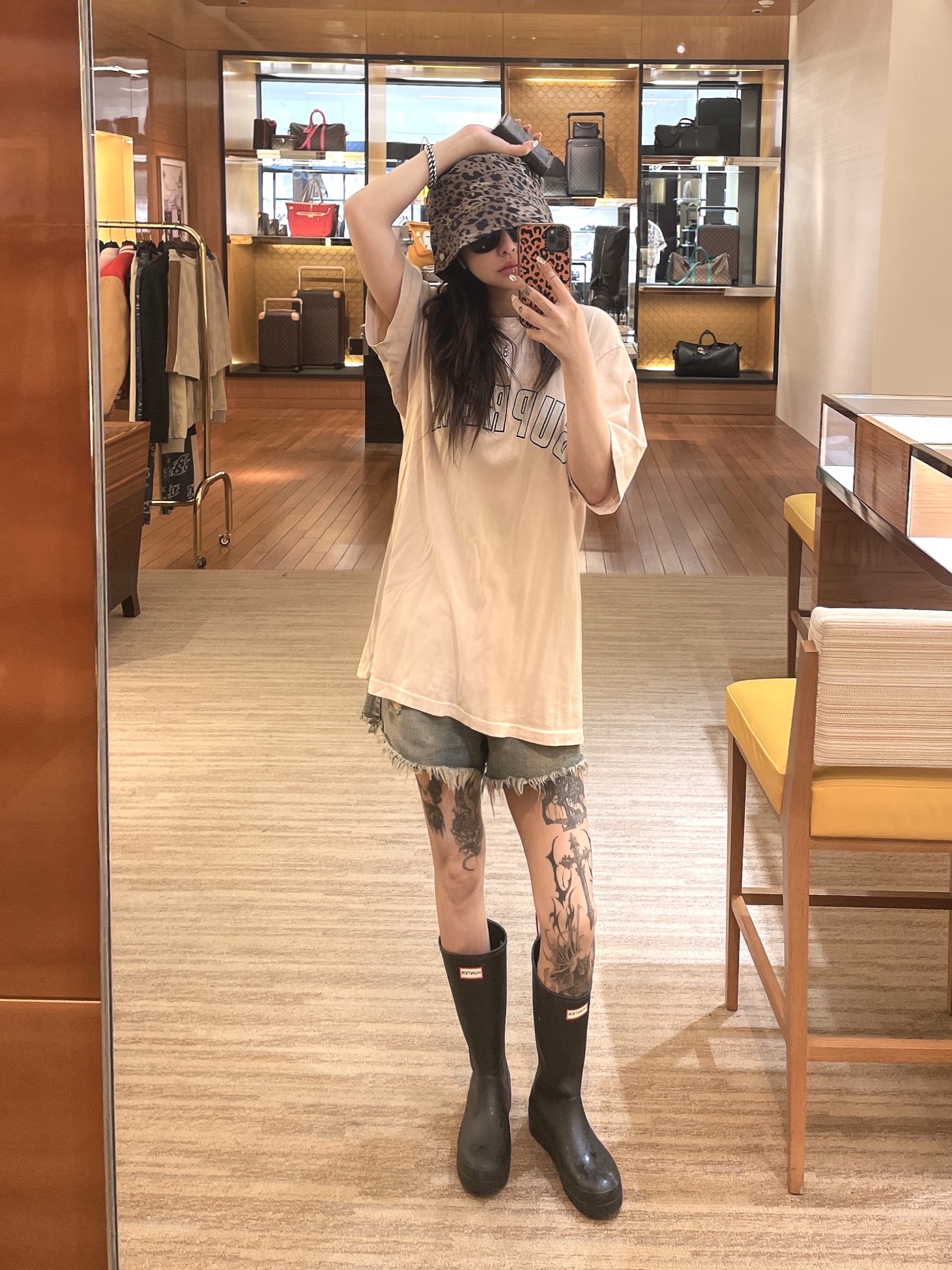 (W) Hunter Play Tall Wellington Rain Boots Black, Supreme Cracked Arc S/S Top Light Tan - 24SS 착용 스타일