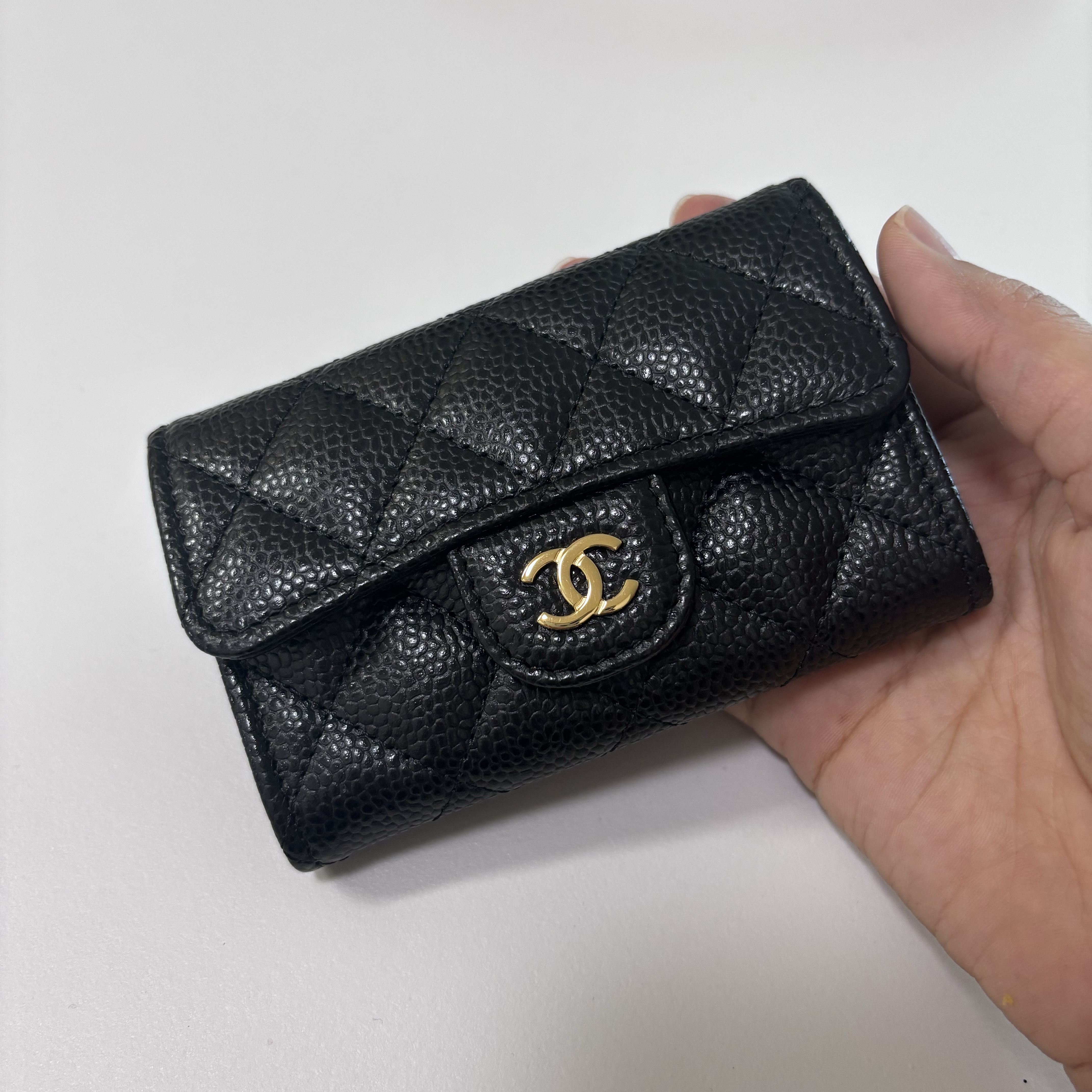 Chanel Classic Card Holder Grained Calfskin & Gold Black 착용 스타일