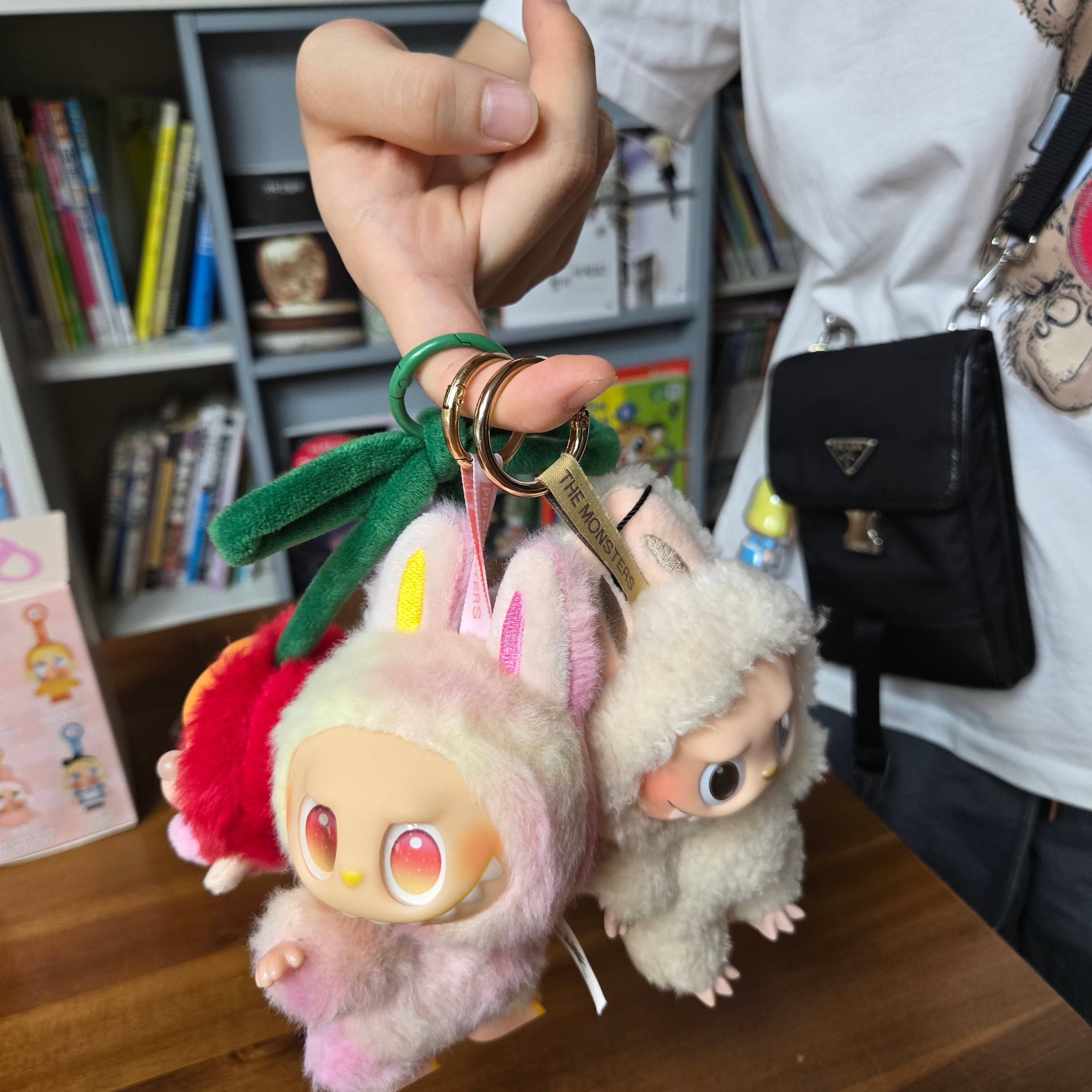 Pop Mart Labubu The Monsters Labubu Tasty Macarons Series Soymilk Keyring 착용 스타일 - 2