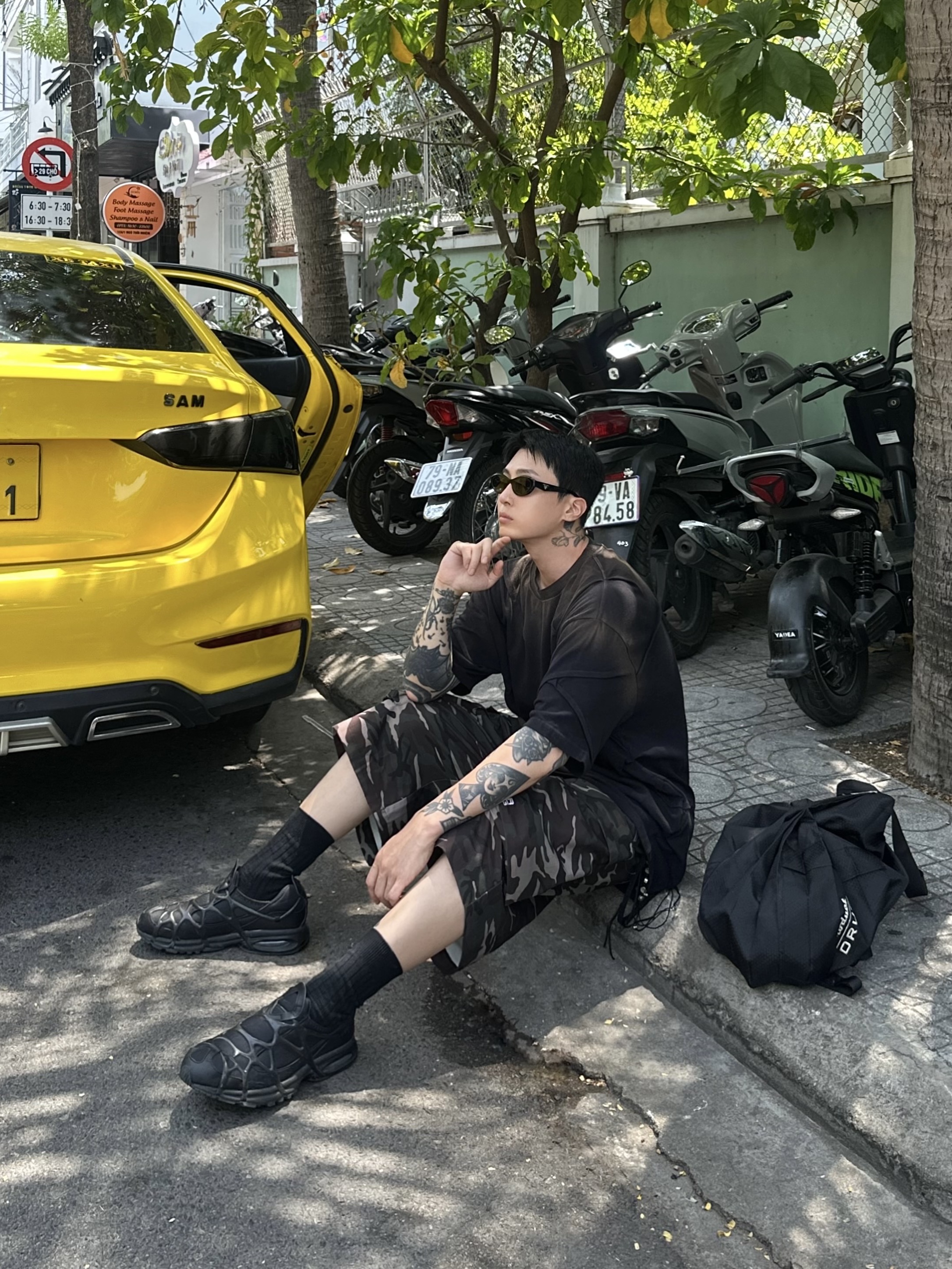 Zara x Andersson Bell Washed Pleated T-Shirt Black, Nike Air Kukini Triple Black 착용 스타일 - 1