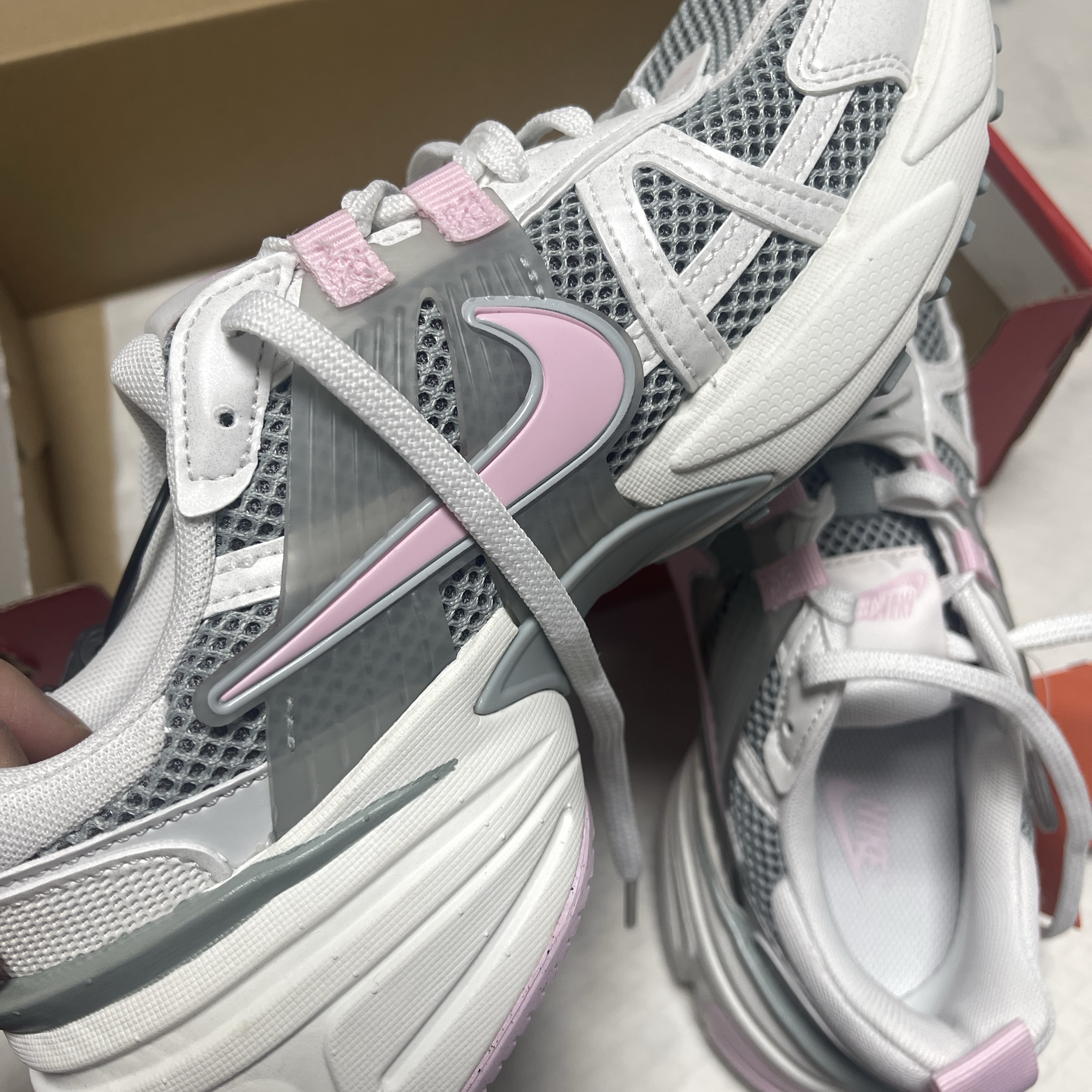 (W) Nike V2K Run Light Pumice Photon Dust 착용 스타일 - 1