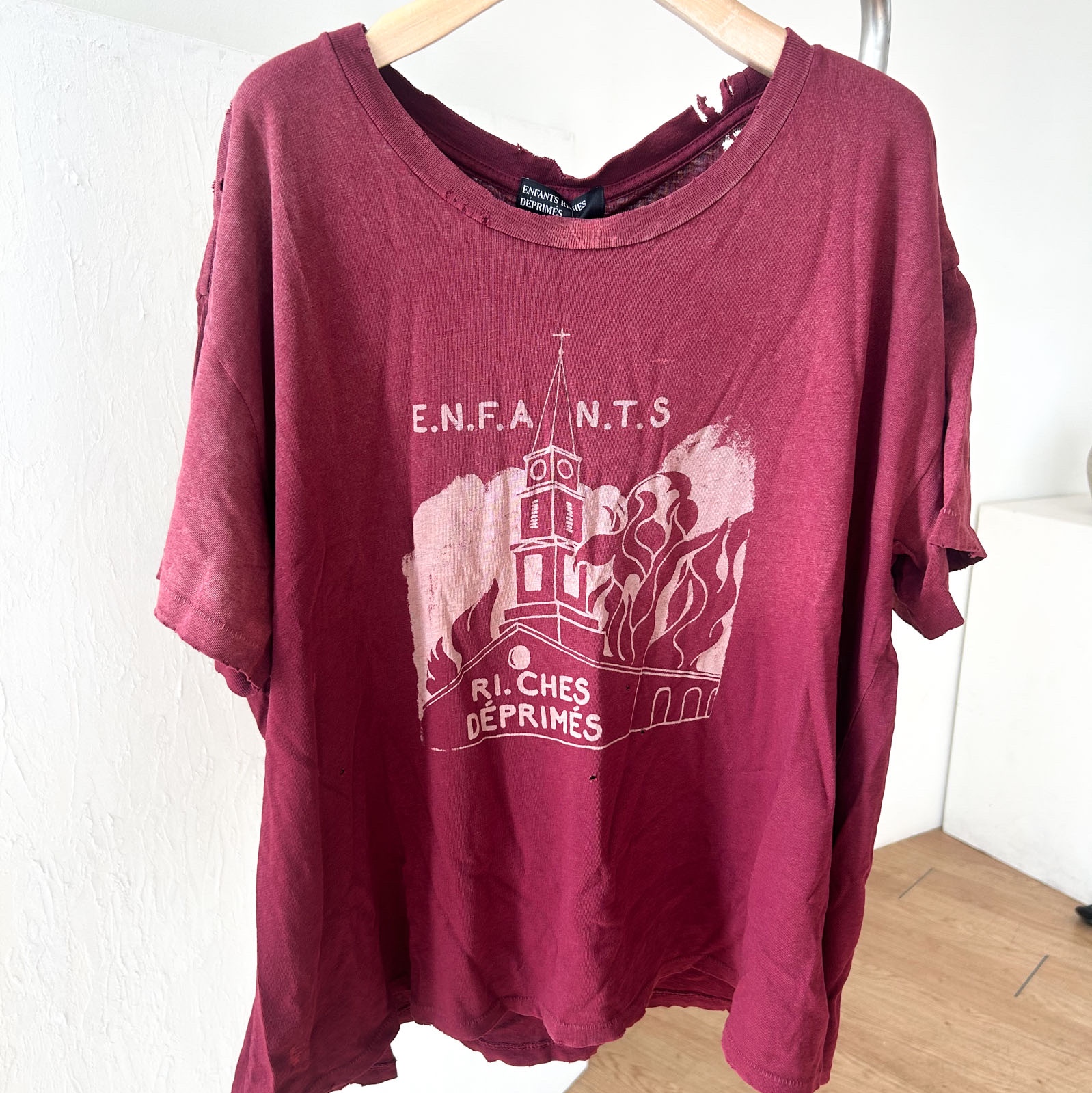 Enfants Riches Deprimes Burning Church T-Shirt Dark Scarlet 착용 스타일 - 1