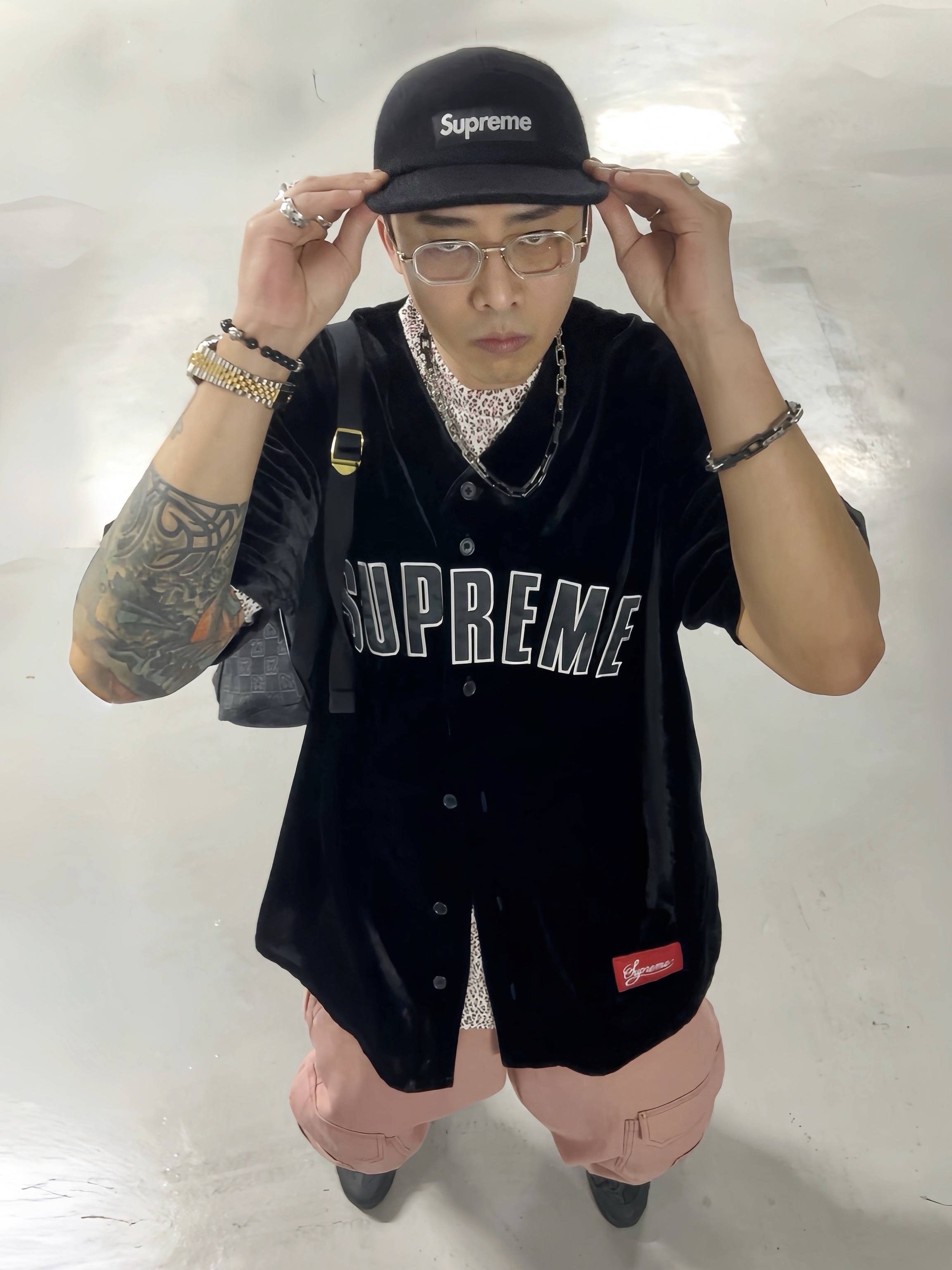 Supreme Harris Tweed Camp Cap Black - 25SS, Supreme Leopard Silk S/S Shirt Pink - 22SS 착용 스타일