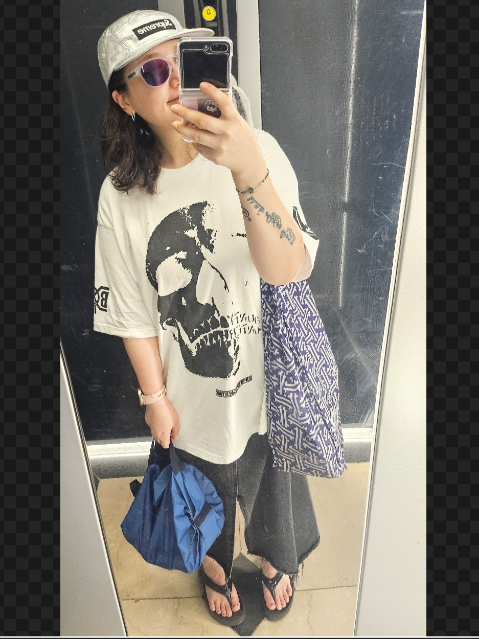 Supreme x Bounty Hunter Skulls T-Shirt White - 23FW, Supreme Washed Chino Twill Camp Cap Silver - 25SS 착용 스타일