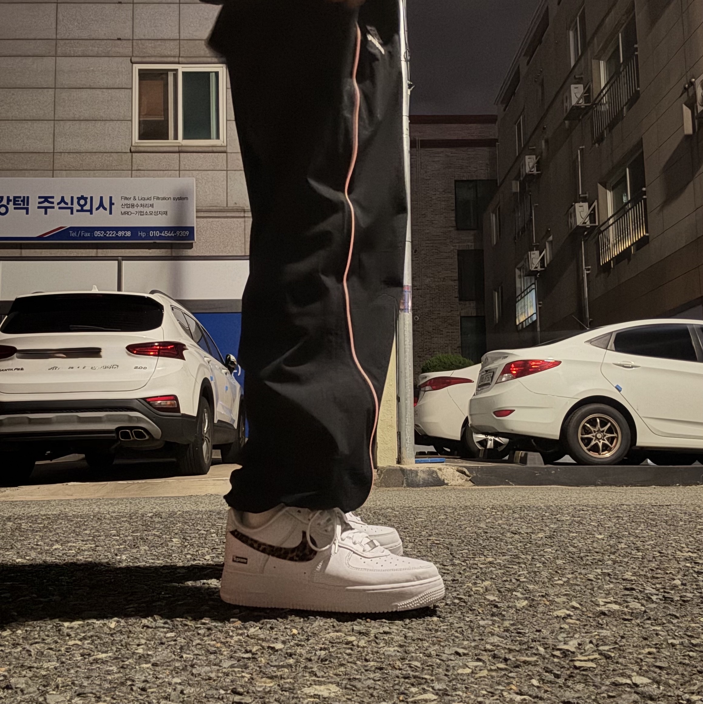 Supreme Pigment Dye 6-Panel Black - 25SS, Supreme x Umbro Stripe Soccer Jersey Black - 25SS 착용 스타일 - 3