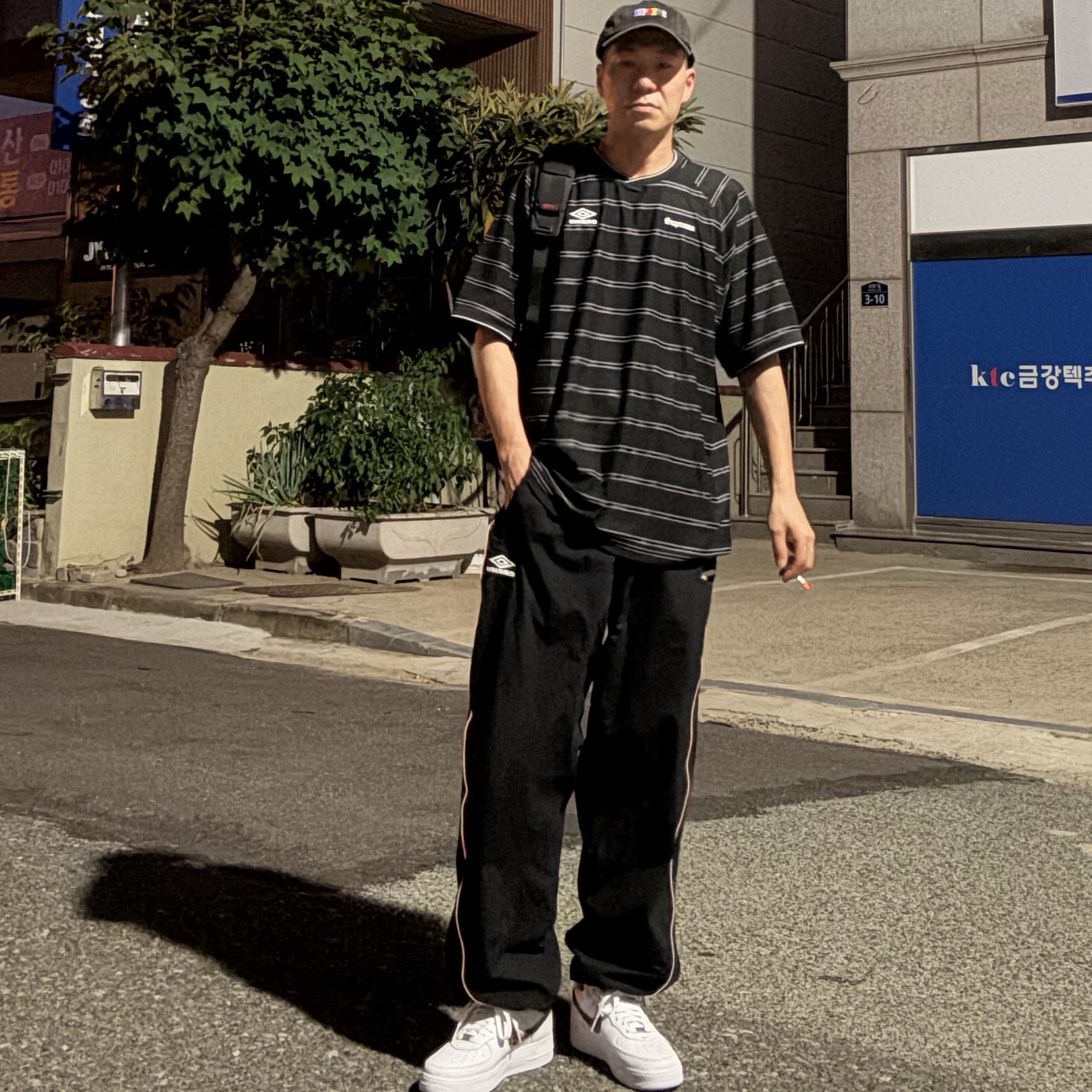 Supreme Pigment Dye 6-Panel Black - 25SS, Supreme x Umbro Stripe Soccer Jersey Black - 25SS 착용 스타일 - 1