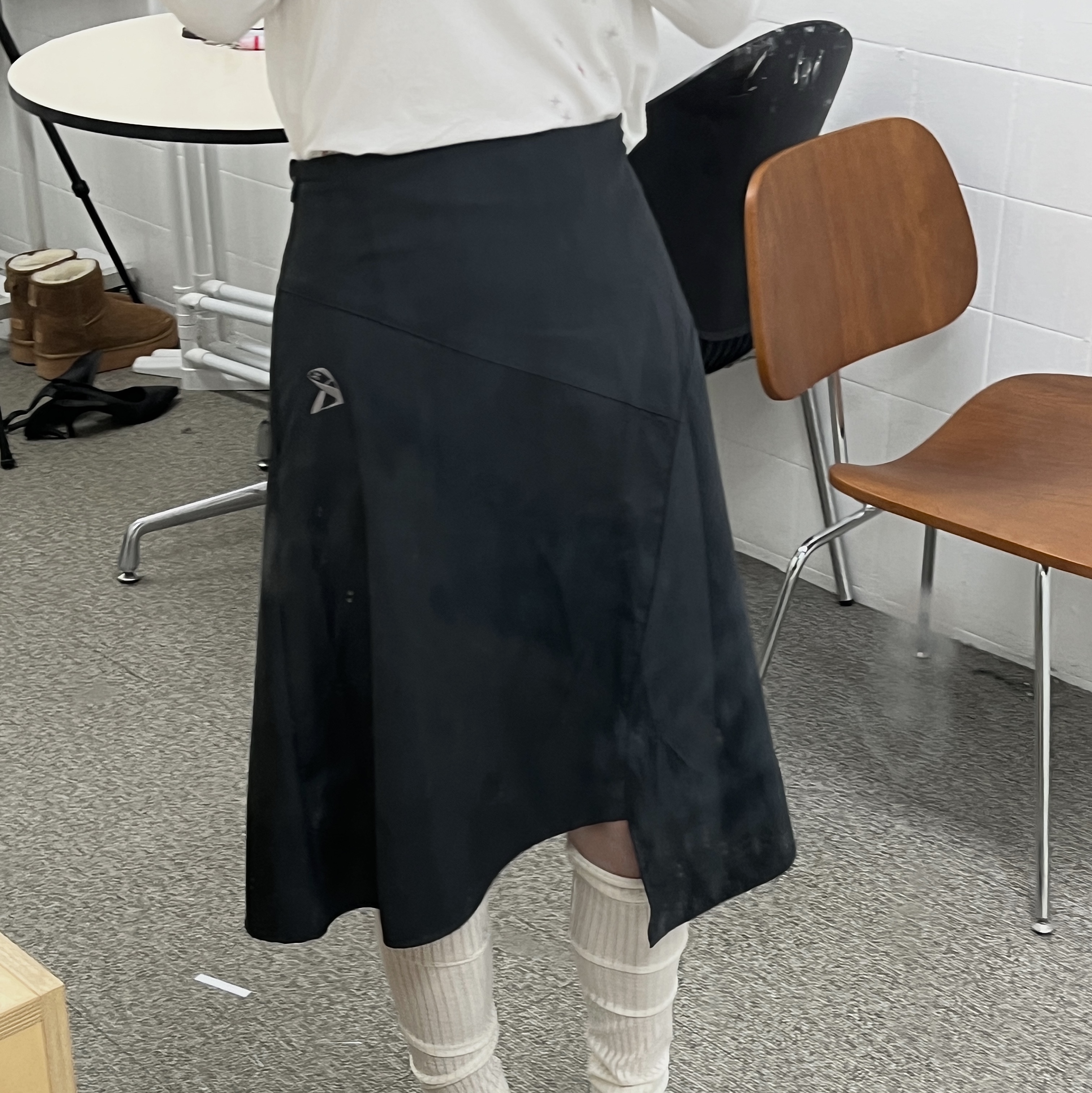 Riomeu Asymmetric Midi Skirt Dark Gray, Riomeu Stellance Long Sleeve Ivory 착용 스타일 - 4
