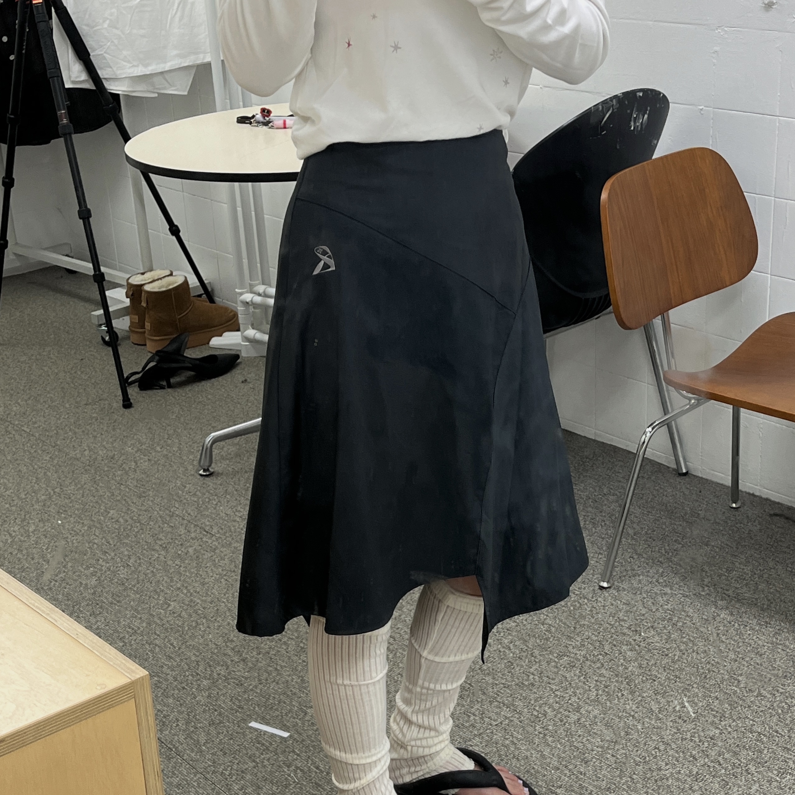 Riomeu Asymmetric Midi Skirt Dark Gray, Riomeu Stellance Long Sleeve Ivory 착용 스타일 - 1
